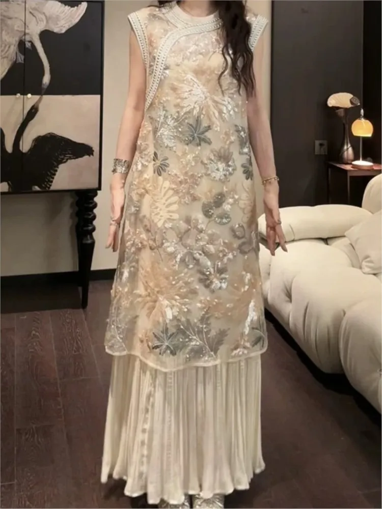 A new style of hand-painted cheongsam dress with heavy beaded embroidery and jacquard
A new style of hand-painted cheongsam dress with heavy beaded embroidery and jacquard