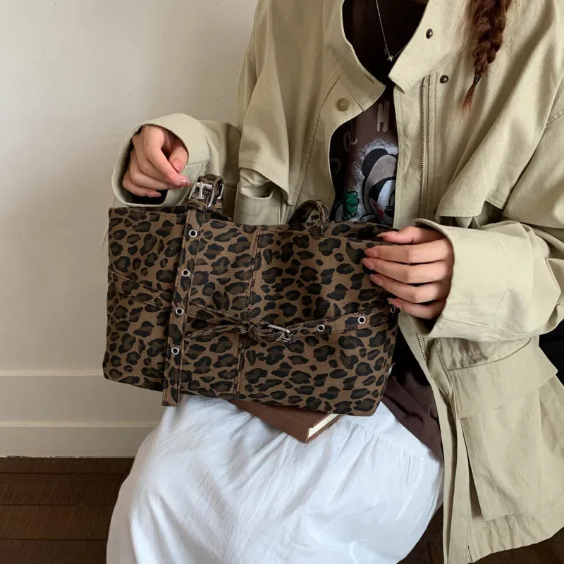 Vintage Leopard Pattern Women's Shoulder Bags Large Capacity Shopper Bag Fashionable Canvas Tote Bag Daily Travel Lady Handbag
Vintage Leopard Pattern Women's Shoulder Bags Large Capacity Shopper Bag Fashionable Canvas Tote Bag Daily Travel Lady Handbag