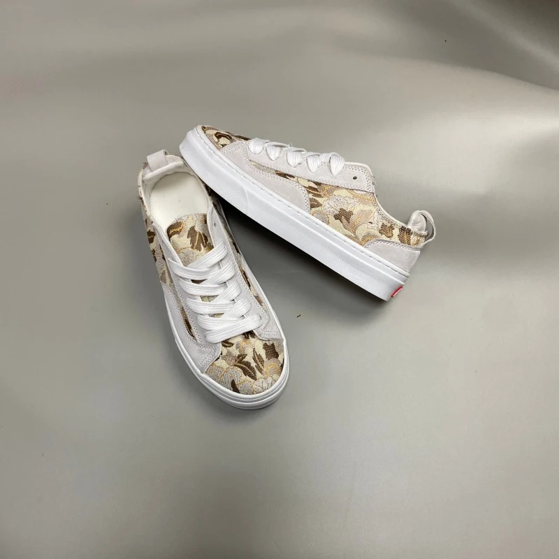 Apricot retro jacquard white shoes, breathable low cut canvas casual shoes, gentle and versatile sports shoes for daily commutin
Apricot retro jacquard white shoes, breathable low cut canvas casual shoes, gentle and versatile sports shoes for daily commutin