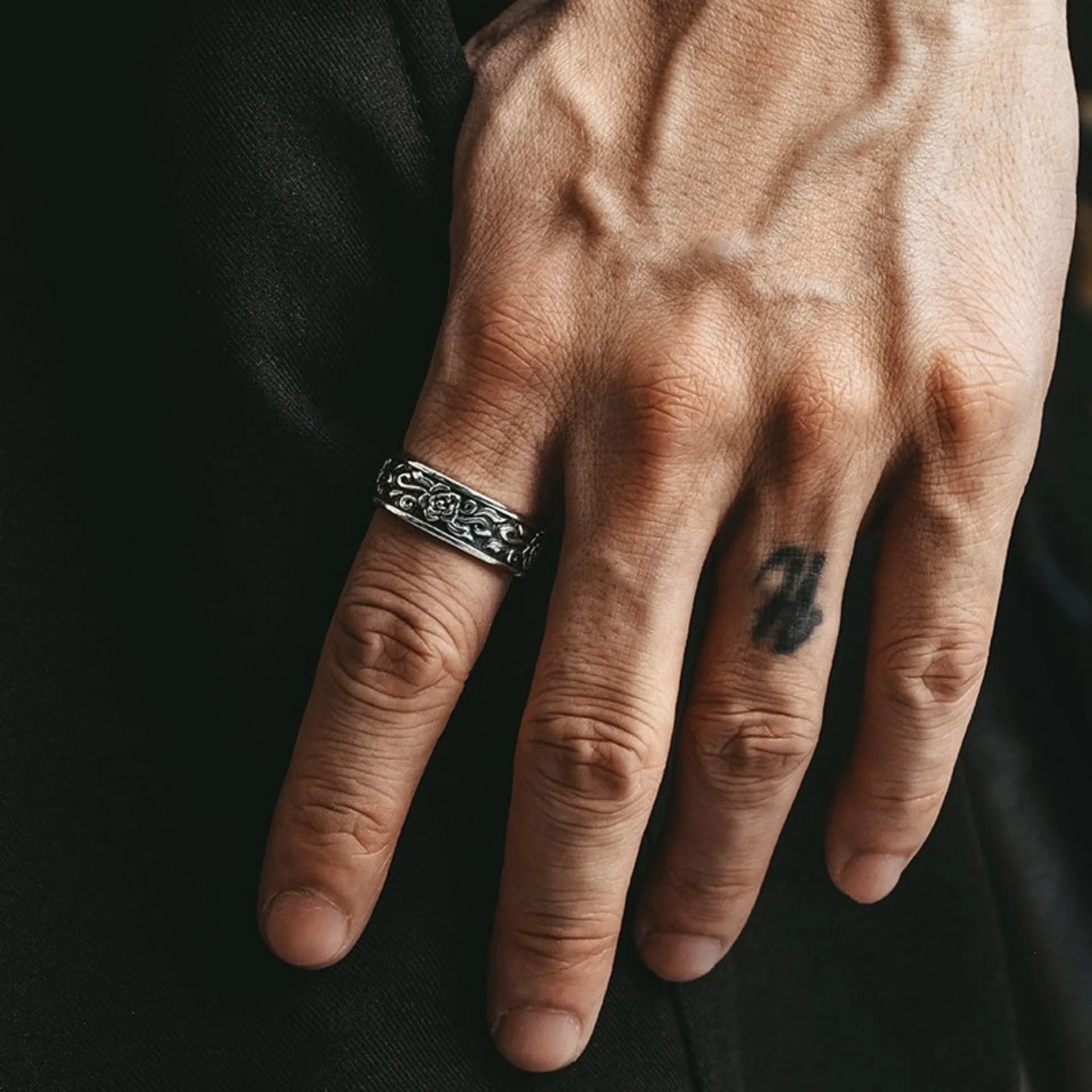 Rose relief patterned rings for women arcane gothic vintage simple trendy flower mens rings adjustable party jewelry gift
Rose relief patterned rings for women arcane gothic vintage simple trendy flower mens rings adjustable party jewelry gift