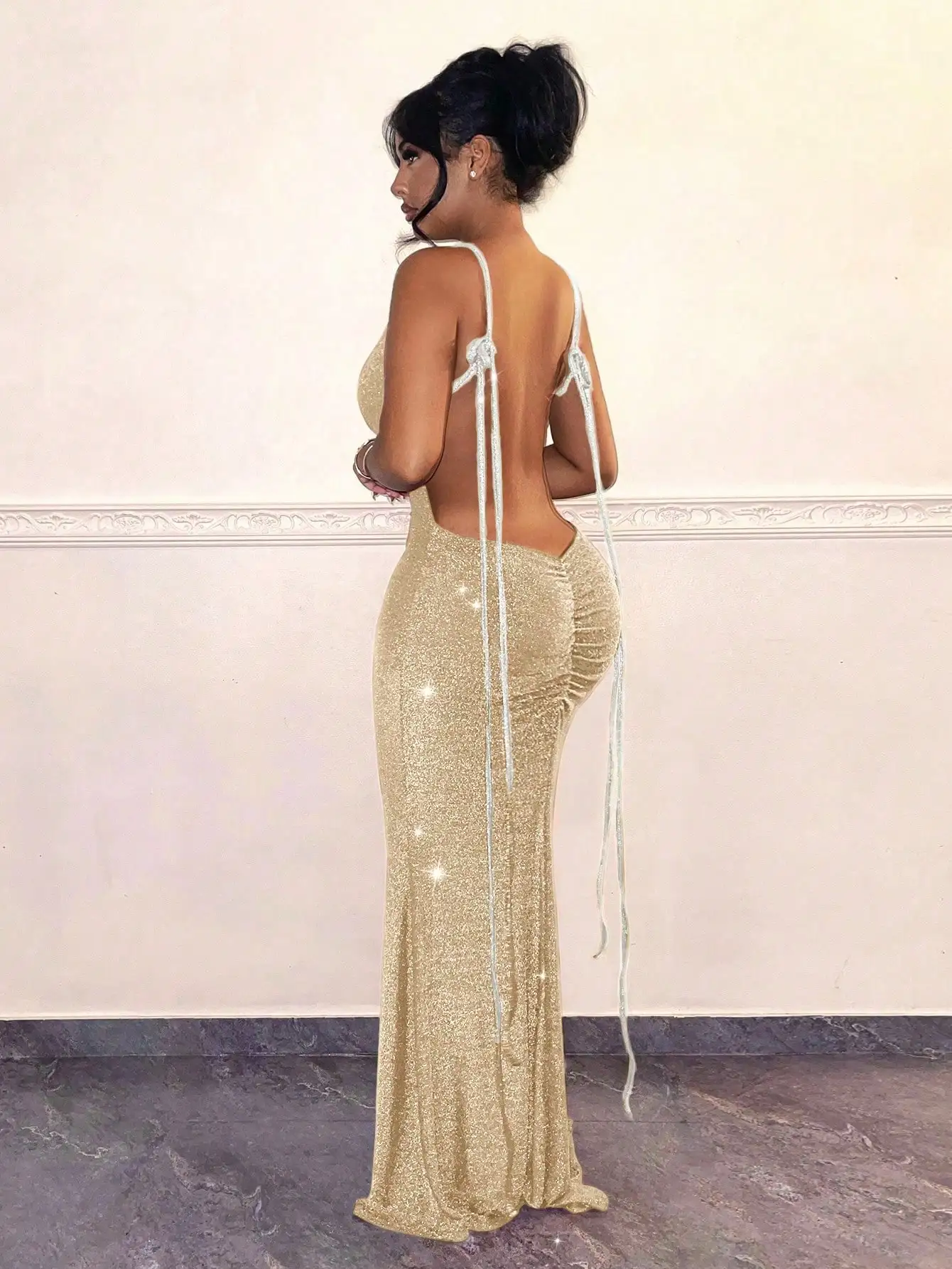 Золотистое блестящее платье макси с открытой спиной, регулируемыми бретелями-спагетти и драпировкой
Золотистое блестящее платье макси с открытой спиной, регулируемыми бретелями-спагетти и драпировкой