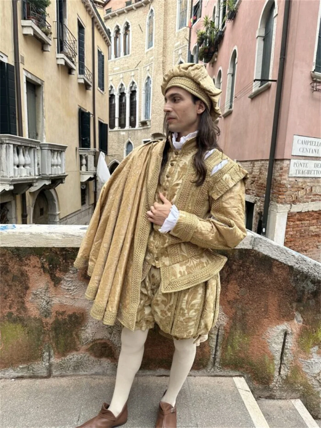 Tudor Renaissance Reenactment Costumes King Prince Tudor luxury Embroidered Aristocratic Dress Suit With Cape And Hat Custom
Tudor Renaissance Reenactment Costumes King Prince Tudor luxury Embroidered Aristocratic Dress Suit With Cape And Hat Custom