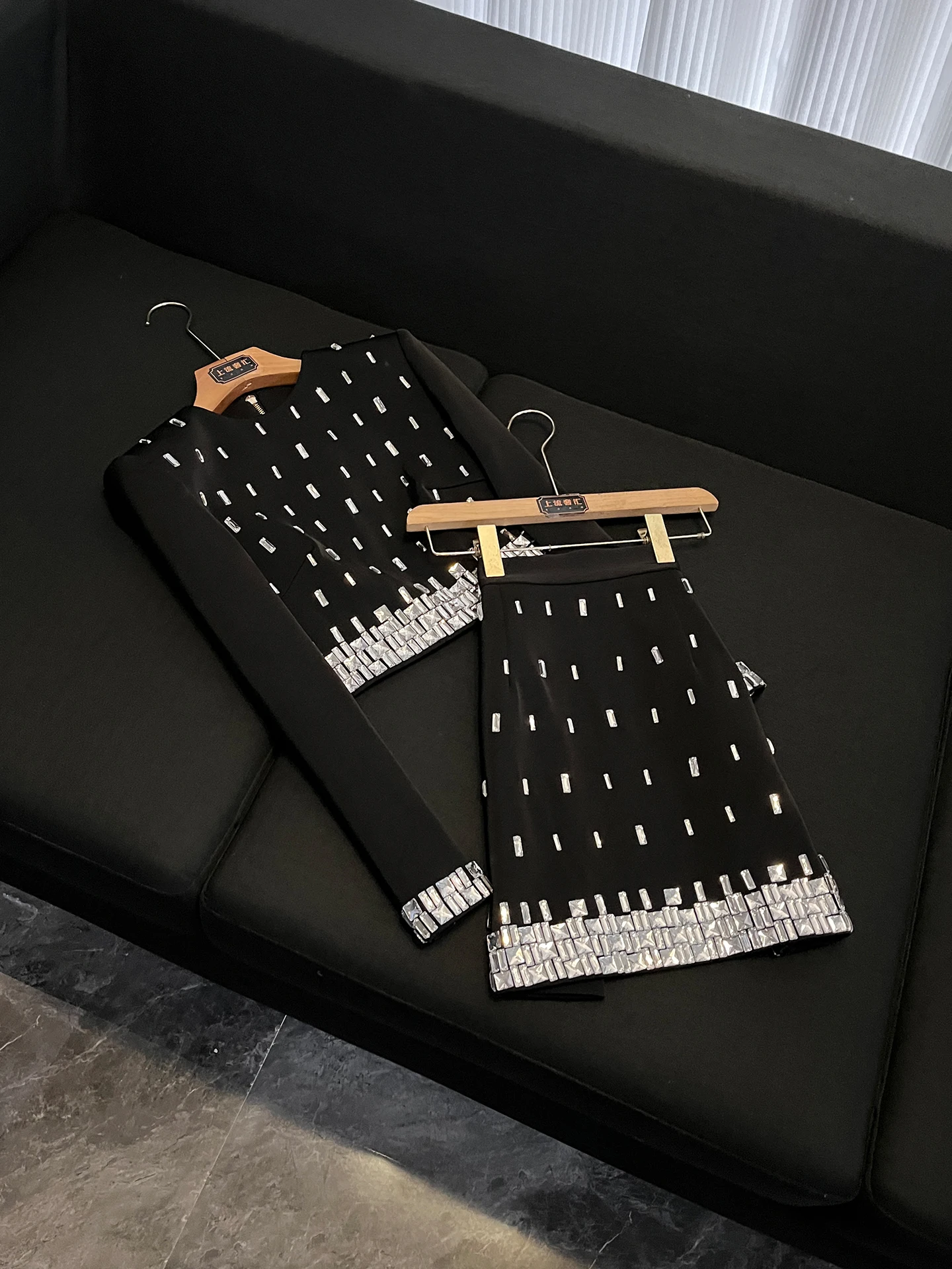 Elegant Black Short round Neck Beaded Slim Fit Top And Wrap around Skirt Set Fashionable Luxury Style Women's Ensemble
Elegant Black Short round Neck Beaded Slim Fit Top And Wrap around Skirt Set Fashionable Luxury Style Women's Ensemble