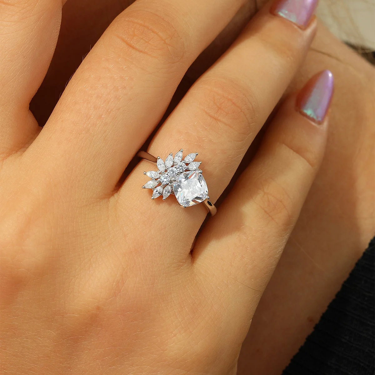 S925 Серебряное кольцо с муассанитом 2CT Цветочный свадебный стиль Изысканные ювелирные изделия 
S925 Серебряное кольцо с муассанитом 2CT Цветочный свадебный стиль Изысканные ювелирные изделия