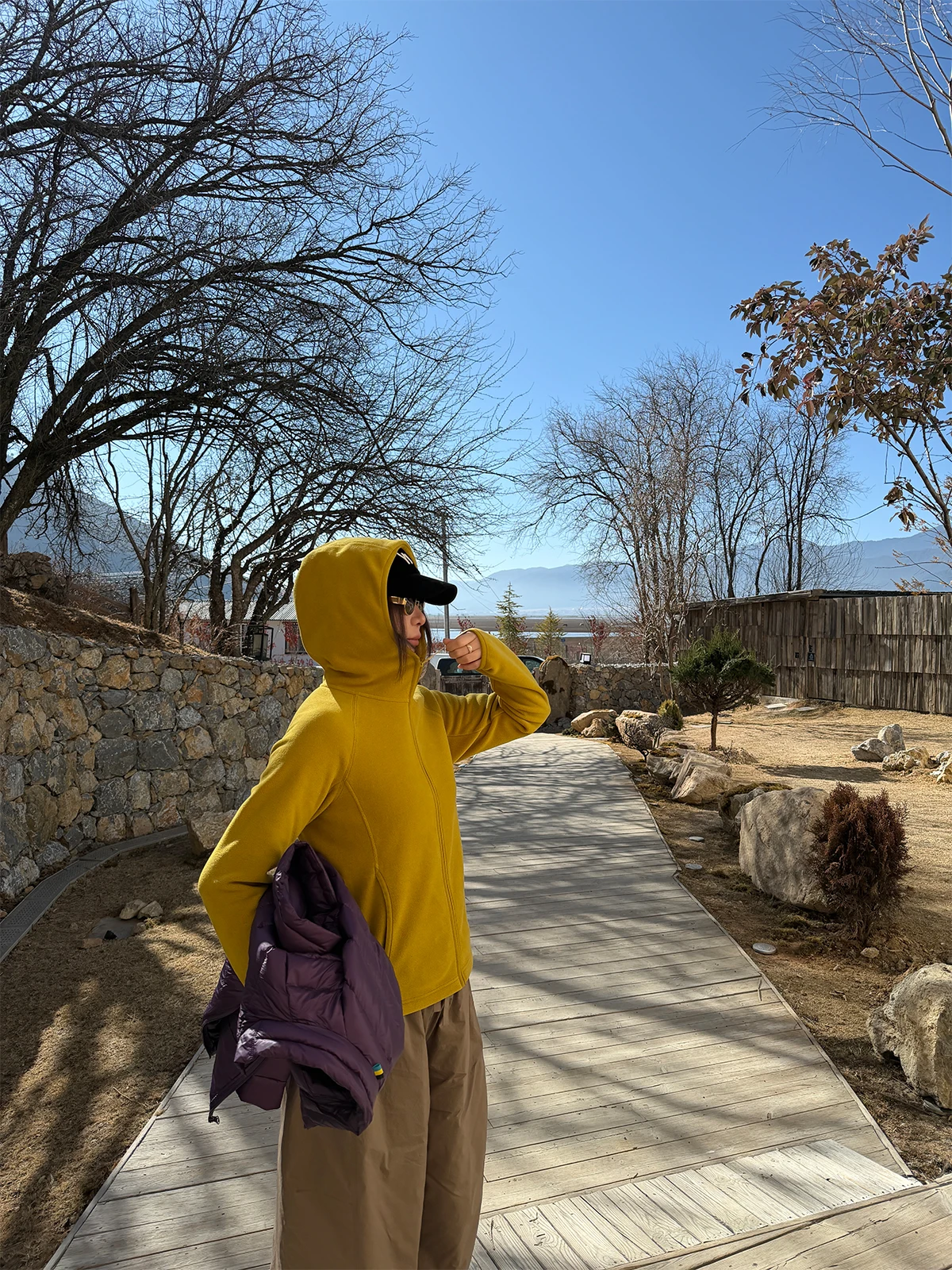 Повседневная вязаная куртка с капюшоном на флисовой подкладке для женщин, весна-осень, новая модель, приталенный крой, на молнии, с внутренней подкладкой из полиэстера.
Повседневная вязаная куртка с капюшоном на флисовой подкладке для женщин, весна-осень, новая модель, приталенный крой, на молнии, с внутренней подкладкой из полиэстера.