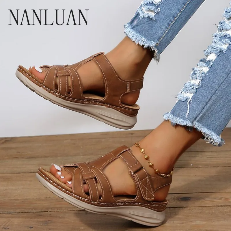 2024Boutique Summer Casual Women's Sandals New Style Simple Solid Color Women's Shoes Comfortable Thick Sole Hot Selling Sandals
2024Boutique Summer Casual Women's Sandals New Style Simple Solid Color Women's Shoes Comfortable Thick Sole Hot Selling Sandals
