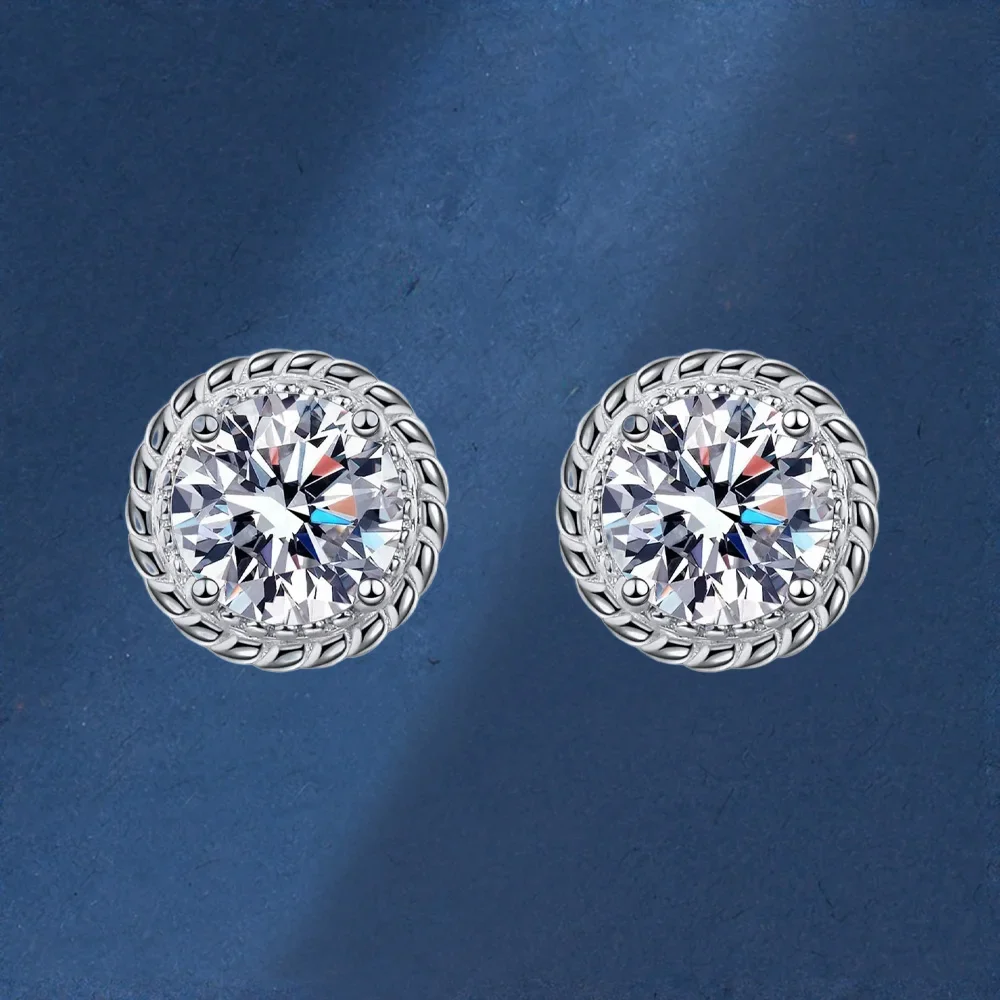 Маленькие серьги Pt950 с четырьмя когтями, 1-2 карата, муассанит, платина, компактные серьги-гвоздики с ветряной мельницей для женщин, свадебные ювелирные украшения, подарок
Маленькие серьги Pt950 с четырьмя когтями, 1-2 карата, муассанит, платина, компактные серьги-гвоздики с ветряной мельницей для женщин, свадебные ювелирные украшения, подарок