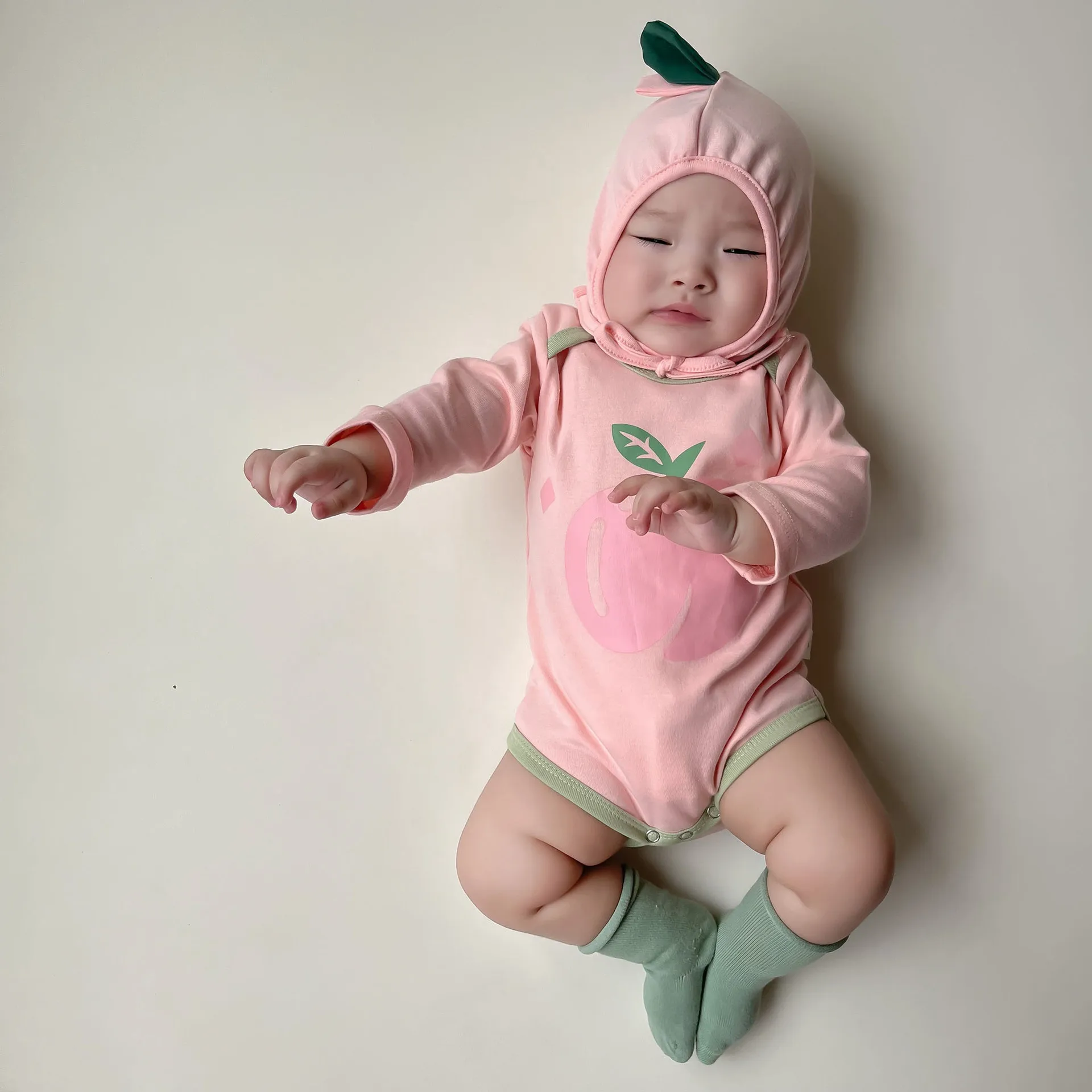 2023 Autumn New Baby Bodysuit New Cute and Fashionable Honey Peach Style Print Romper Baby Wrap Bottom Cover
2023 Autumn New Baby Bodysuit New Cute and Fashionable Honey Peach Style Print Romper Baby Wrap Bottom Cover