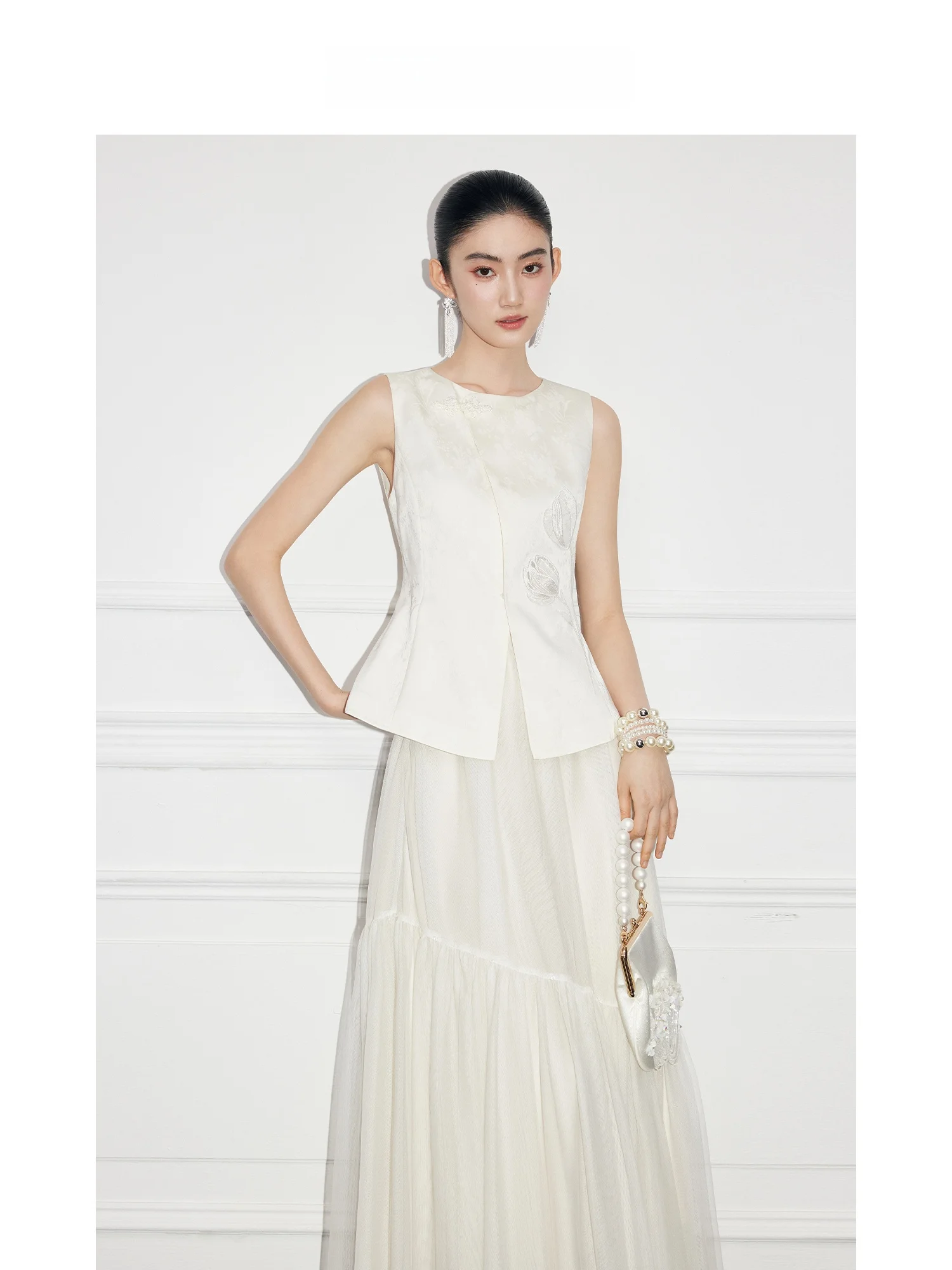 MandyZhang White Chinese Style Vest Women's Summer Sleeveless Embroidery Tulip Button-up Top Elegant City Walk Business
MandyZhang White Chinese Style Vest Women's Summer Sleeveless Embroidery Tulip Button-up Top Elegant City Walk Business