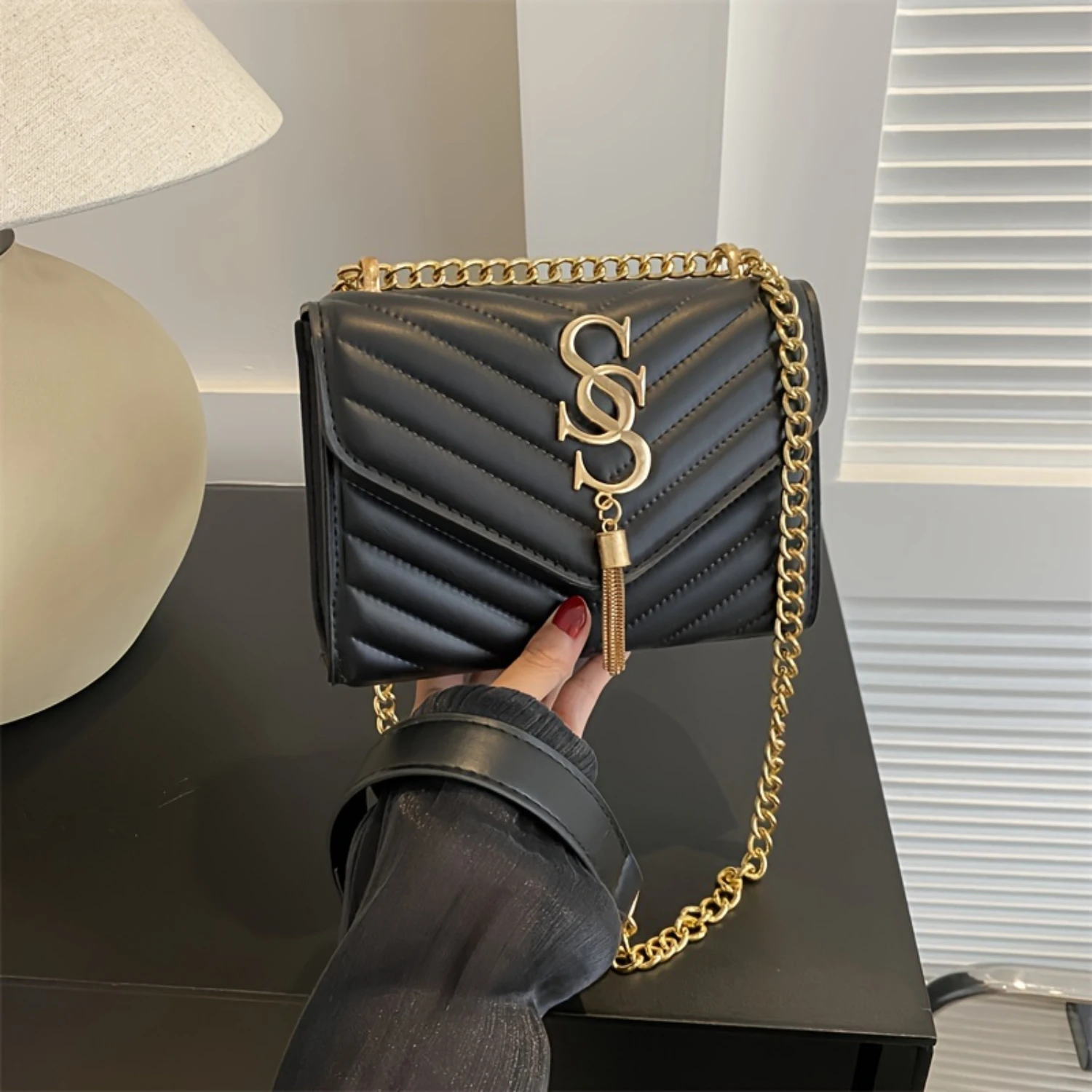 Shoulder Bag with Tassel Detail - Textured Chain Strap - Fashionable Accessory for Everyday Elegance
Shoulder Bag with Tassel Detail - Textured Chain Strap - Fashionable Accessory for Everyday Elegance