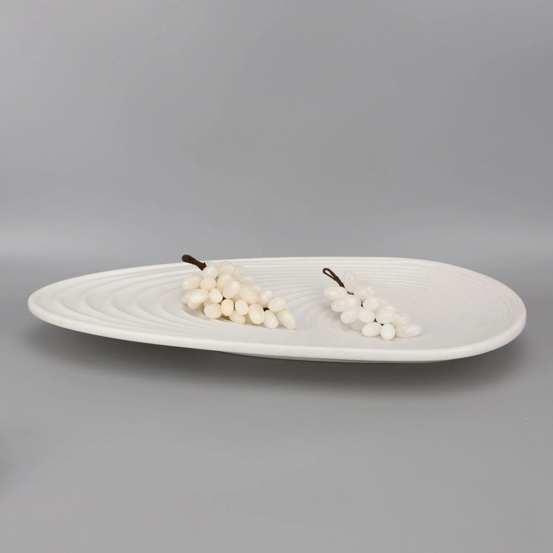 Simple modern shell fruit plate jade grape model room hotel home living room TV cabinet soft decoration ornaments 
Simple modern shell fruit plate jade grape model room hotel home living room TV cabinet soft decoration ornaments