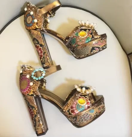 Ankle Strap Bling Crystal Peep Toe Summer Women Platform Sandals Chunky Super High Heel Buckle Strap Design Large Size Shoes
Ankle Strap Bling Crystal Peep Toe Summer Women Platform Sandals Chunky Super High Heel Buckle Strap Design Large Size Shoes