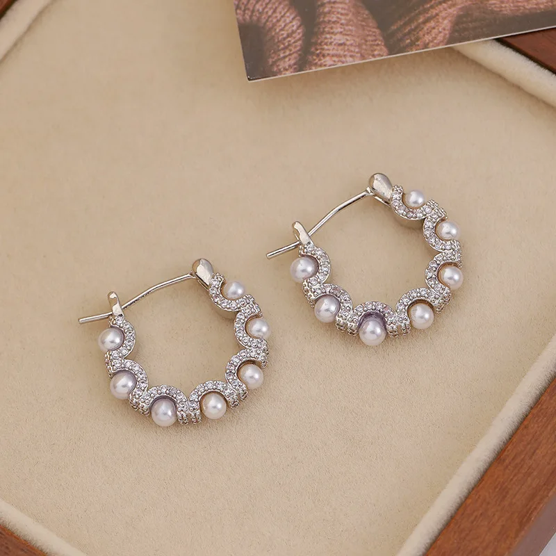 Simple, Fashionable, Exquisite, Retro Zircon Pearl Women's Earrings with Personalized Temperament and Versatile Accessories
Simple, Fashionable, Exquisite, Retro Zircon Pearl Women's Earrings with Personalized Temperament and Versatile Accessories