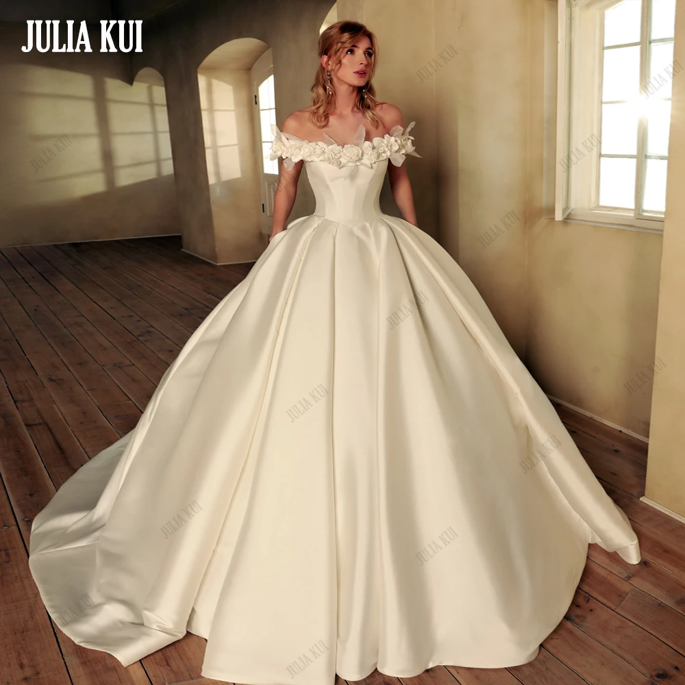 Julia Kui Elegant Satin Ball Gown Wedding Dress Off Shoulder Boat Neck With Hand-flowers Court Train Bridal Gowns
Julia Kui Elegant Satin Ball Gown Wedding Dress Off Shoulder Boat Neck With Hand-flowers Court Train Bridal Gowns