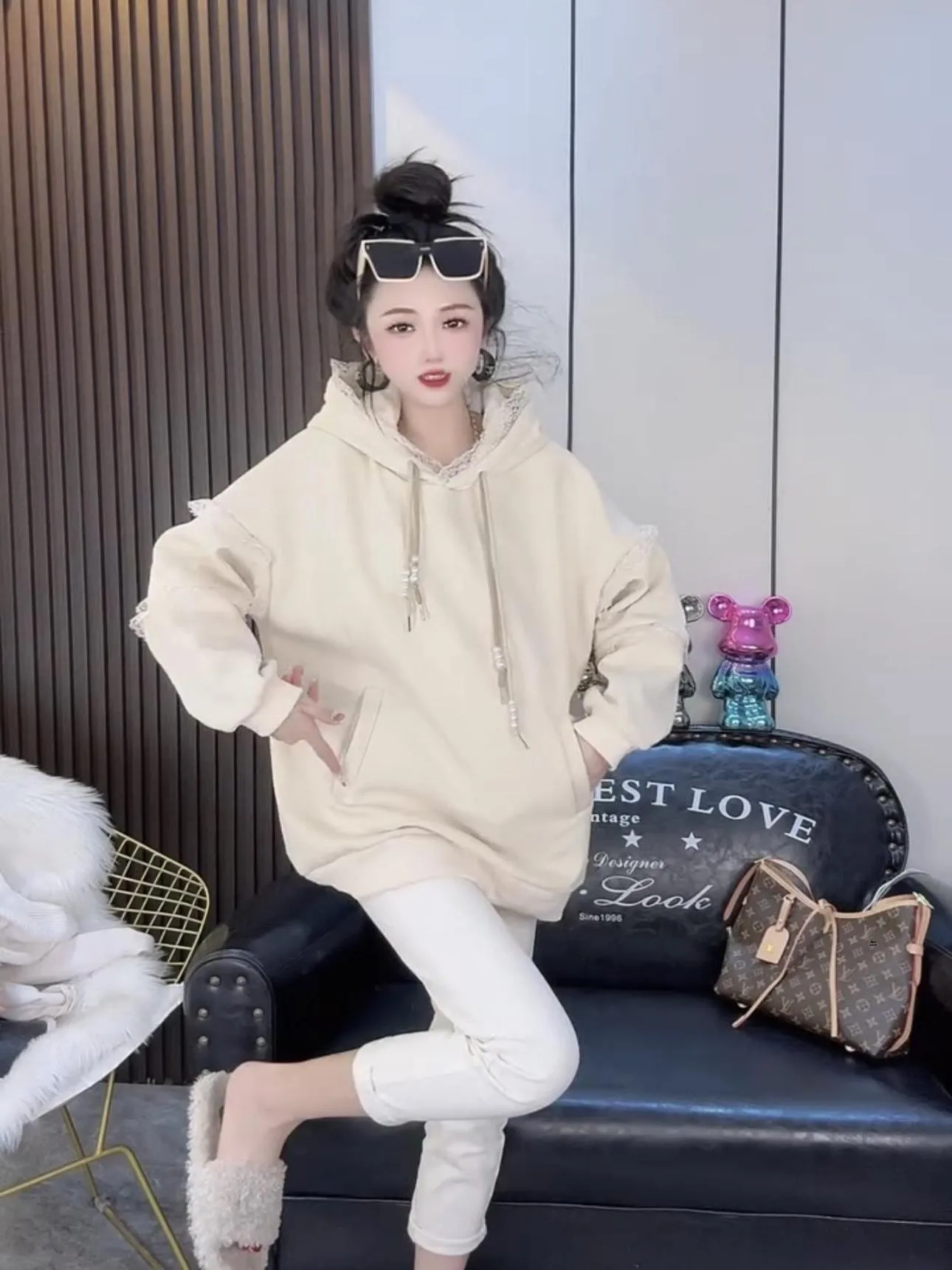 Модная женская толстовка больших размеров в европейском и корейском стиле, свободного кроя, с эффектом похудения, повседневная, с кружевными вставками, трендовая одежда
Модная женская толстовка больших размеров в европейском и корейском стиле, свободного кроя, с эффектом похудения, повседневная, с кружевными вставками, трендовая одежда