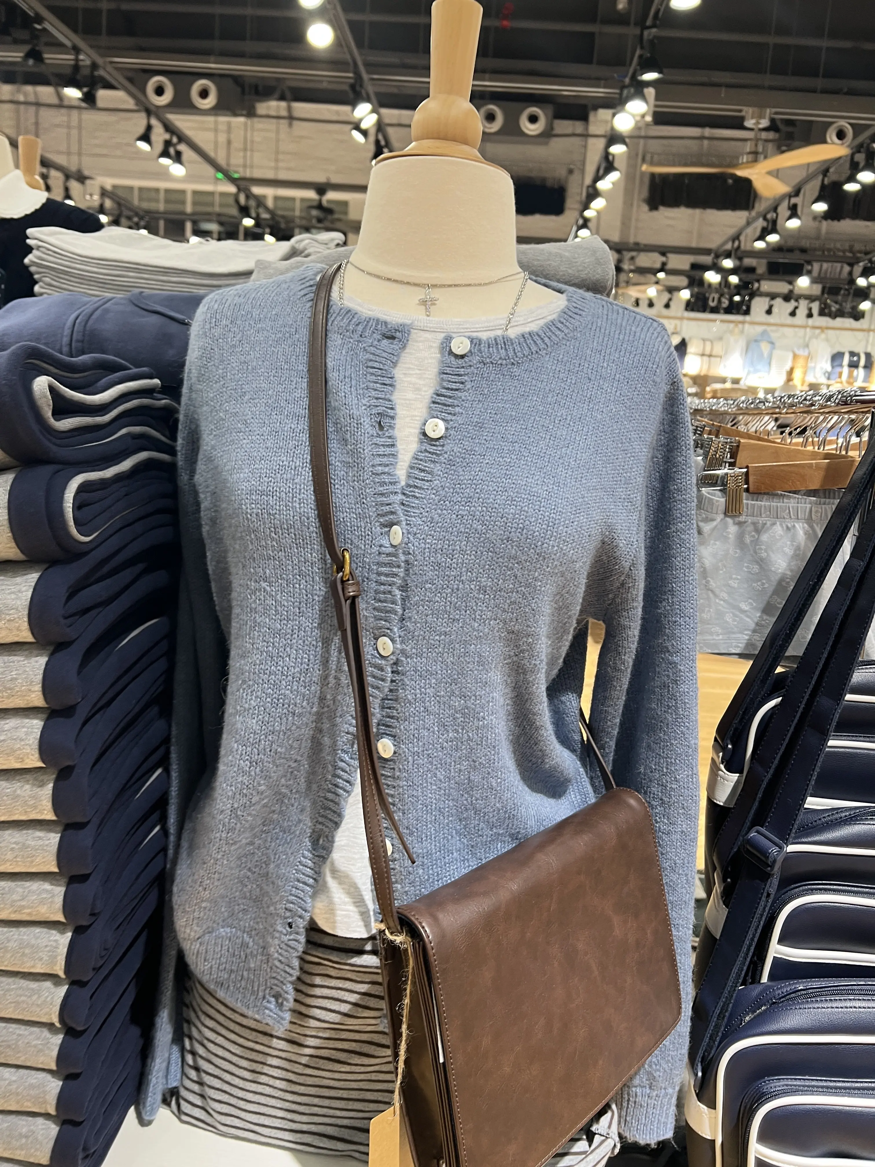 Однотонный вязаный кардиган на пуговицах с круглым вырезом, длинными рукавами, из хлопка, повседневный, универсальный, весенний
Однотонный вязаный кардиган на пуговицах с круглым вырезом, длинными рукавами, из хлопка, повседневный, универсальный, весенний