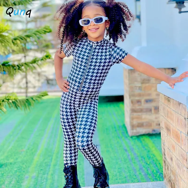 2023 Qunq Summer INS Girls New Fashion Short Sleeved Zipper Plaid Sports High Elastic Jumpsuit Casual Kids Clothes Age 3T-8T
2023 Qunq Summer INS Girls New Fashion Short Sleeved Zipper Plaid Sports High Elastic Jumpsuit Casual Kids Clothes Age 3T-8T