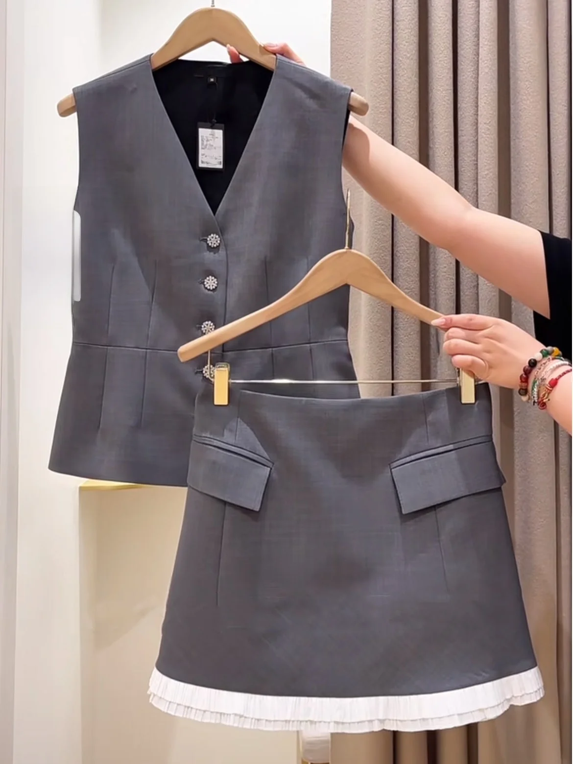 Gray Suit Vest And Ruffle Skirt Set HEIDD M Home Early Spring Commute Number Fashion Set Women's Summer Spring Season
Gray Suit Vest And Ruffle Skirt Set HEIDD M Home Early Spring Commute Number Fashion Set Women's Summer Spring Season