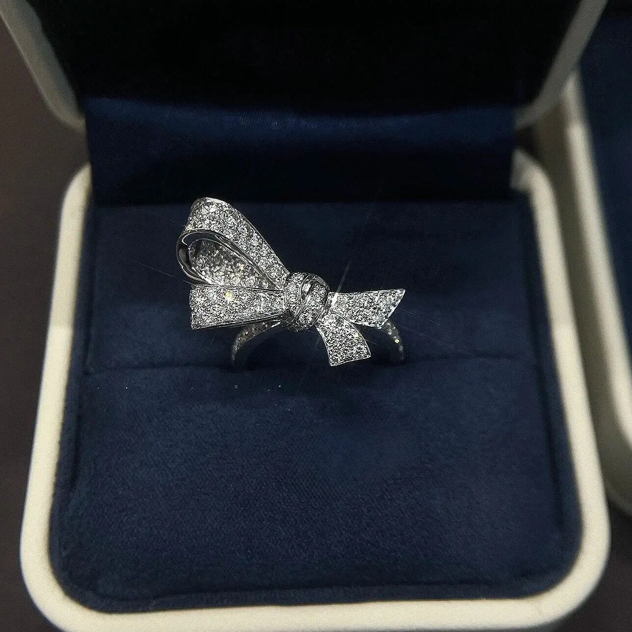 Роскошное французское кольцо с бантом Тильды и бабочкой, женское кольцо из чистого серебра, высококачественный циркон класса 5А, сверкающий очаровательный подарок на помолвку
Роскошное французское кольцо с бантом Тильды и бабочкой, женское кольцо из чистого серебра, высококачественный циркон класса 5А, сверкающий очаровательный подарок на помолвку