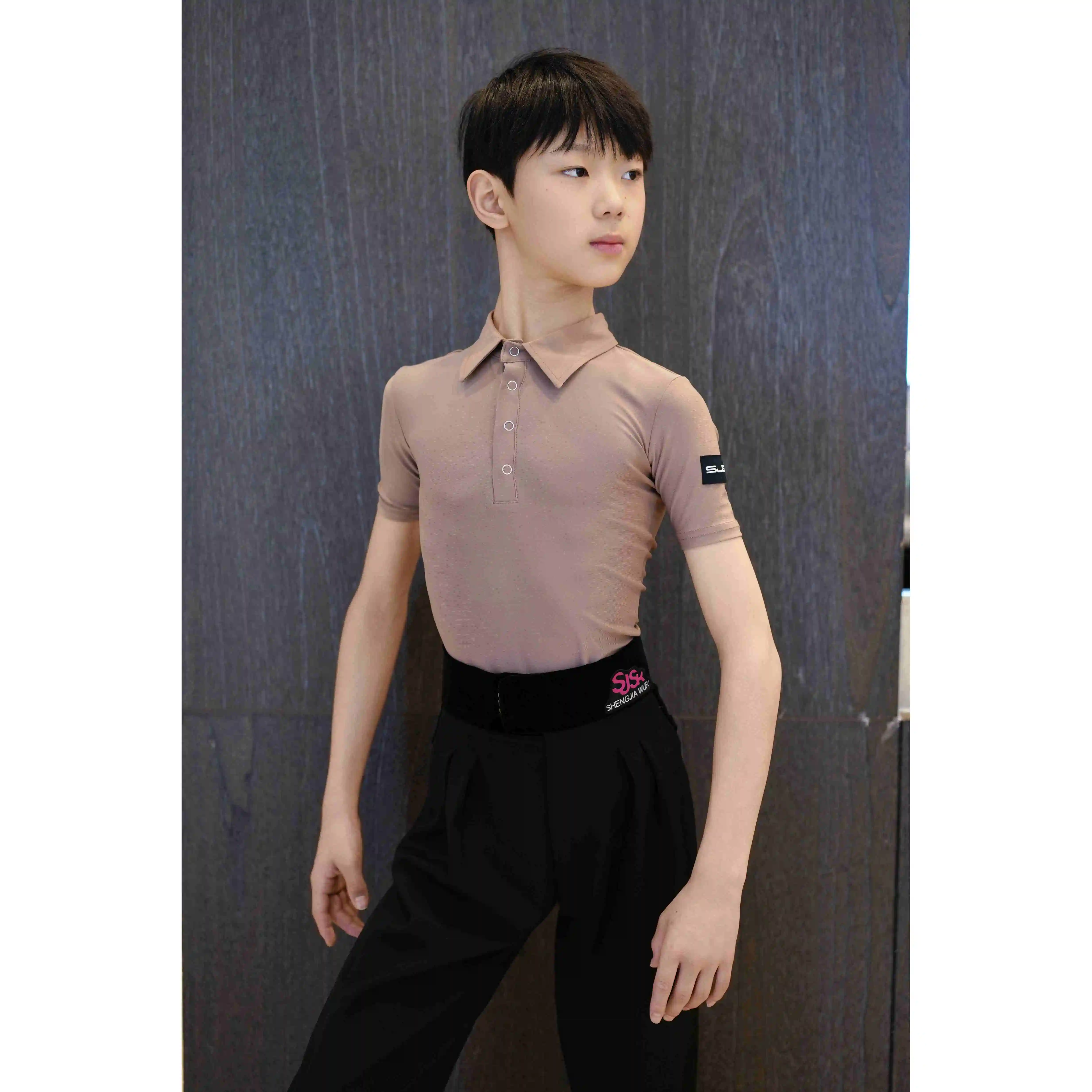 2026 Boys Latin Dance Tops Khaki Short Sleeves Lapel Slim Fit Shirts Male Kids Cha Cha Rumba Dance Performance Clothes DNV26493
2026 Boys Latin Dance Tops Khaki Short Sleeves Lapel Slim Fit Shirts Male Kids Cha Cha Rumba Dance Performance Clothes DNV26493