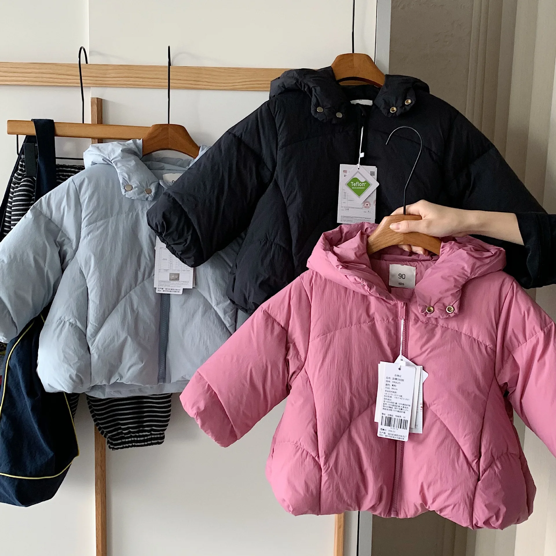 Пуховик для маленьких мальчиков, новый зимний однотонный пуховик из 90% белой утки, детское пуховое пальто с капюшоном, плотная теплая верхняя одежда для маленьких девочек
Пуховик для маленьких мальчиков, новый зимний однотонный пуховик из 90% белой утки, детское пуховое пальто с капюшоном, плотная теплая верхняя одежда для маленьких девочек