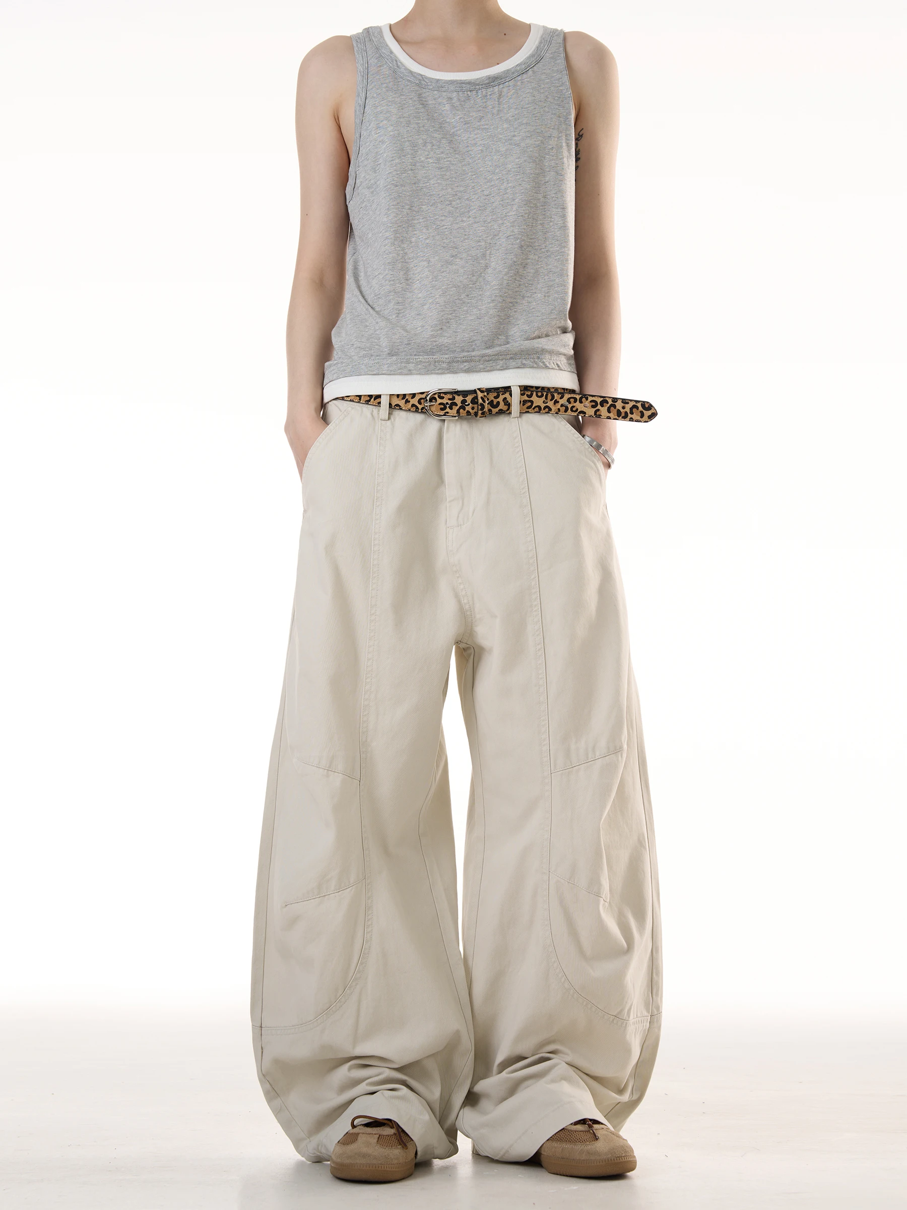 MADWITCH Американская деконструированная рабочая одежда, повседневные брюки, свободные мужские длинные брюки с изогнутыми ножами, винтажные элитные ощущения
MADWITCH Американская деконструированная рабочая одежда, повседневные брюки, свободные мужские длинные брюки с изогнутыми ножами, винтажные элитные ощущения