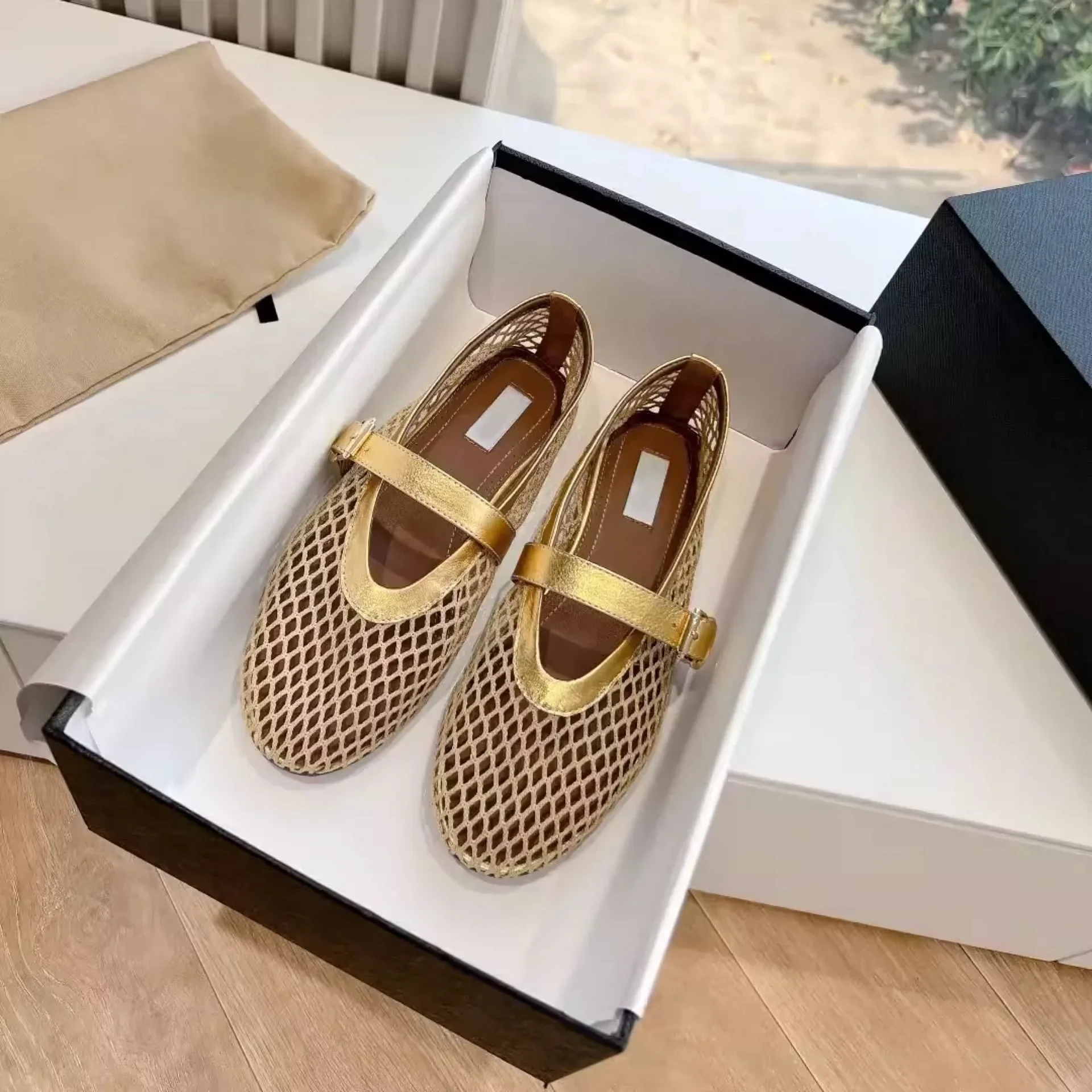 New hollow full rhinestone fishing net ballet shoes women's flat mesh belt buckle Mary Jane single shoes
New hollow full rhinestone fishing net ballet shoes women's flat mesh belt buckle Mary Jane single shoes