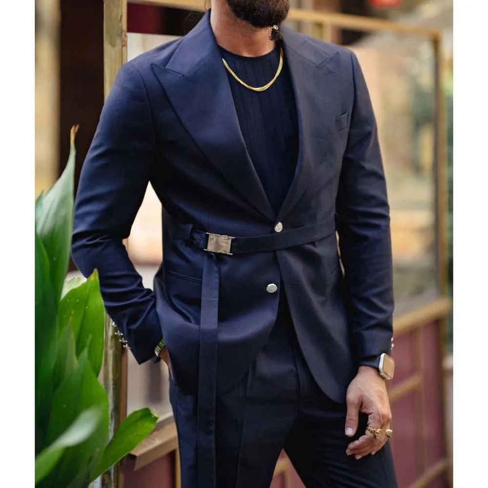 Latest Design Navy Blue Male Suit with Metal Button Belt Fashion Peak Lapel Single Breasted 2 Piece Slim Casual Wedding Tuxedo
Latest Design Navy Blue Male Suit with Metal Button Belt Fashion Peak Lapel Single Breasted 2 Piece Slim Casual Wedding Tuxedo