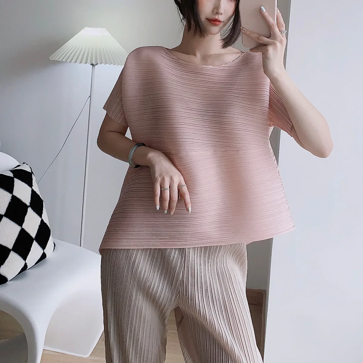 Pleats Pleated Short-sleeved Women's T-shirt Hot Sale Models Loose Fashion Versatile Irregular Pullover Short-sleeved Top Tide
Pleats Pleated Short-sleeved Women's T-shirt Hot Sale Models Loose Fashion Versatile Irregular Pullover Short-sleeved Top Tide
