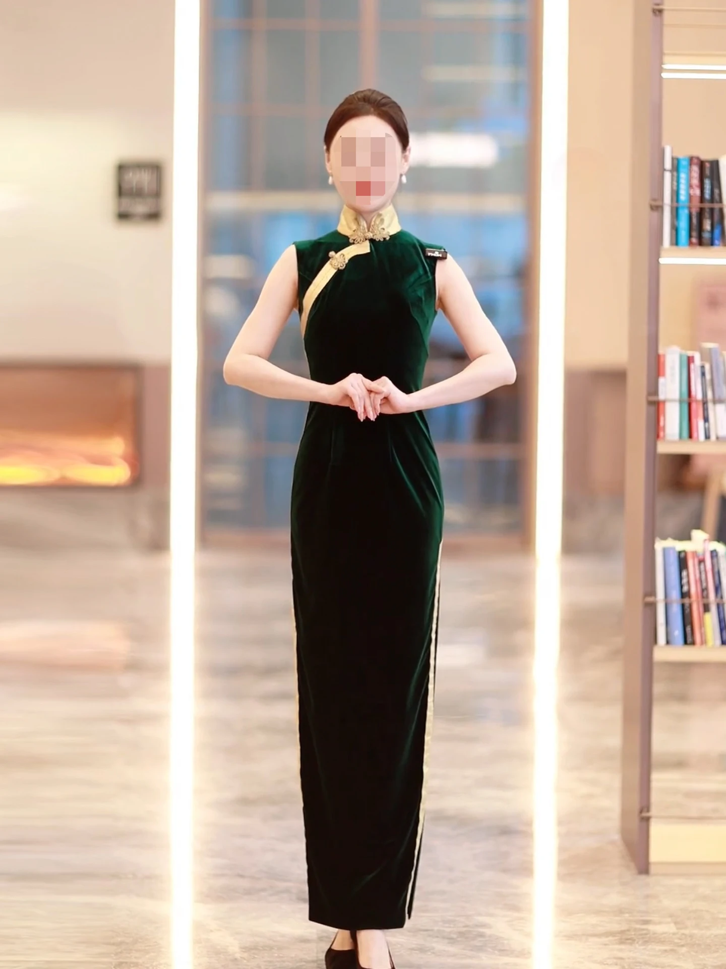 Green Velvet Young Style Revamped Elegant Long Dress High Slit No Sleeve for Wedding Party Chinese Fashion Show
Green Velvet Young Style Revamped Elegant Long Dress High Slit No Sleeve for Wedding Party Chinese Fashion Show