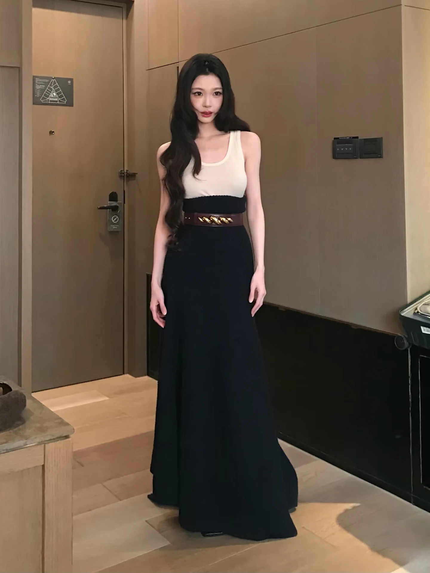 Weird Puss U-Neck Versatile Vest High Waist Skirt Set Women's Fashion Spring Summer Two-Piece Suit Black Texture Sensation
Weird Puss U-Neck Versatile Vest High Waist Skirt Set Women's Fashion Spring Summer Two-Piece Suit Black Texture Sensation