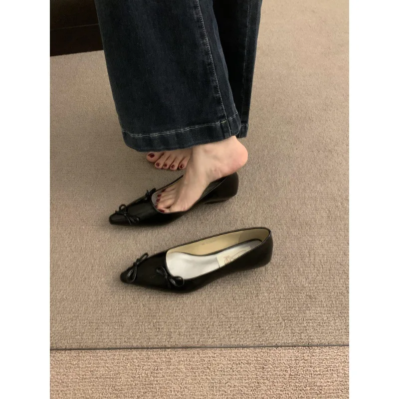 2026 New Spring Autumn Pointed Toe Low Heel Flats Black Bow Shallow Mouth Elegant Shoes Stylish Fairy Shoes Matching Dresses
2026 New Spring Autumn Pointed Toe Low Heel Flats Black Bow Shallow Mouth Elegant Shoes Stylish Fairy Shoes Matching Dresses