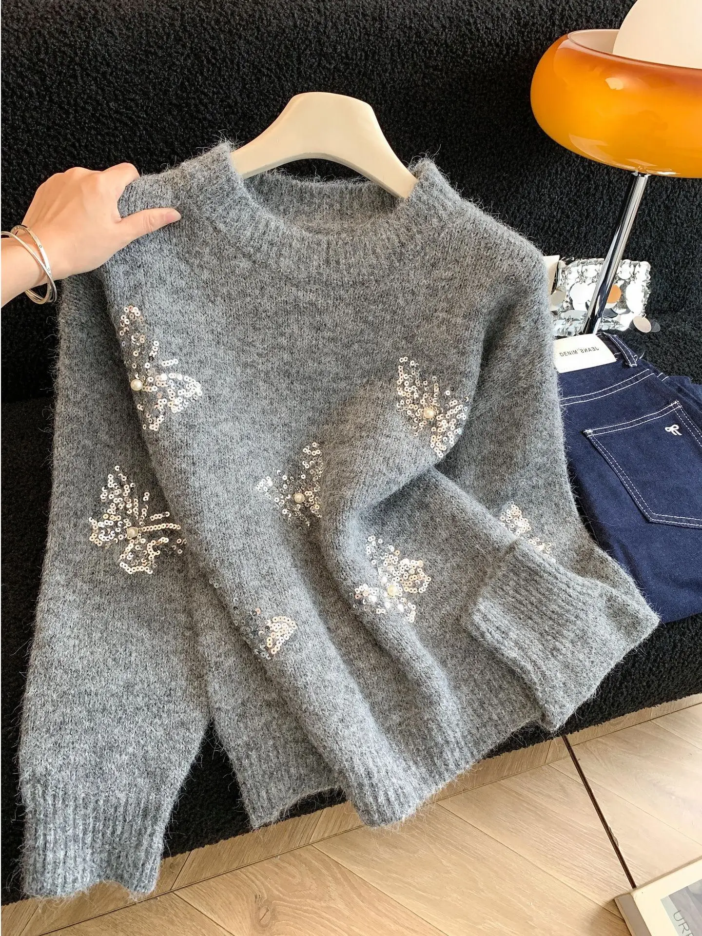 Новый осенне-зимний женский вязаный свитер с вышивкой, повседневный, элегантный, высококачественный трикотаж для офиса
Новый осенне-зимний женский вязаный свитер с вышивкой, повседневный, элегантный, высококачественный трикотаж для офиса