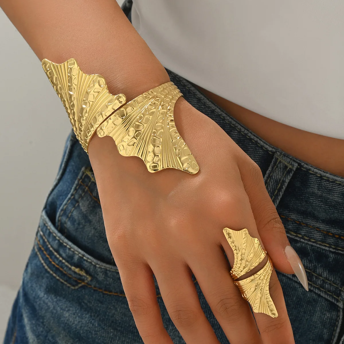 1 set of metal maple leaf bracelet ring set, irregular bracelet opening adjustable body chain, same for men and women
1 set of metal maple leaf bracelet ring set, irregular bracelet opening adjustable body chain, same for men and women