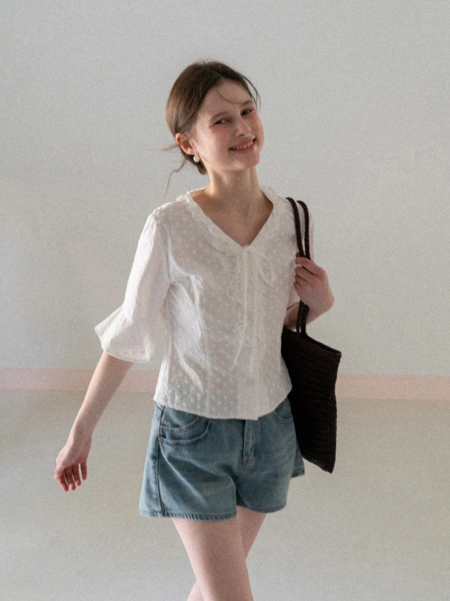 Eggka White Embroidered Shirt Women's Spring Summer Fashion Design V-neck Five Sleeve Tops French Style Slim Fit Breathable
Eggka White Embroidered Shirt Women's Spring Summer Fashion Design V-neck Five Sleeve Tops French Style Slim Fit Breathable
