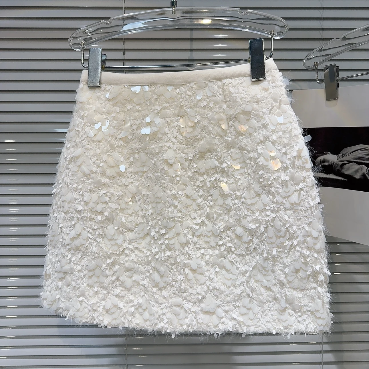 Spring 2026 Glitter Wool A-Line Skirt Elegant Ladylike Half-Length Bright Sequin Short Skirt Luxury Style Daily Wear
Spring 2026 Glitter Wool A-Line Skirt Elegant Ladylike Half-Length Bright Sequin Short Skirt Luxury Style Daily Wear