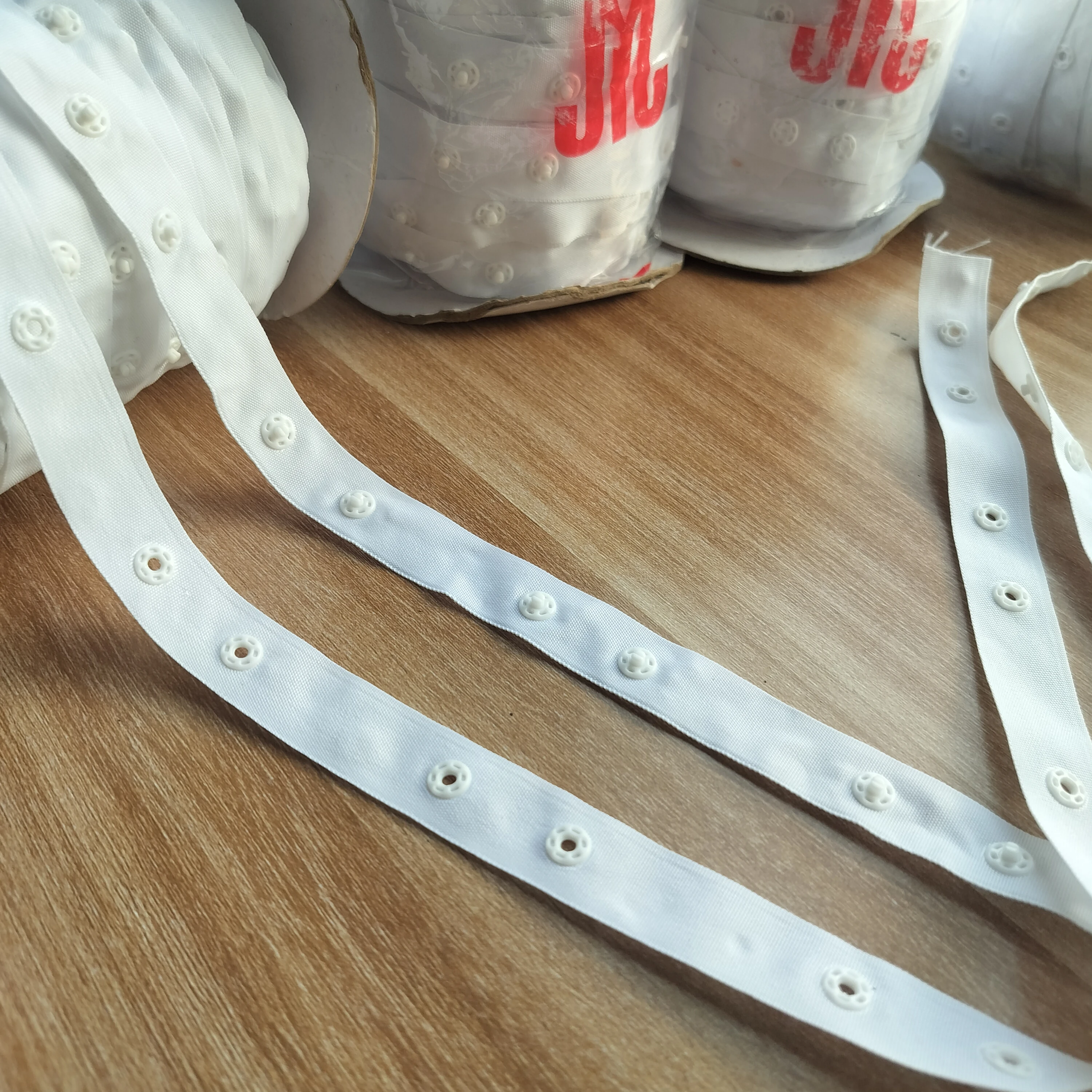 Белая тесьма с застежками-бусинами, ширина 2 см, около 28 бусин на метр, для танцевальной одежды, сумок, домашнего шитья и рукоделия.
Белая тесьма с застежками-бусинами, ширина 2 см, около 28 бусин на метр, для танцевальной одежды, сумок, домашнего шитья и рукоделия.