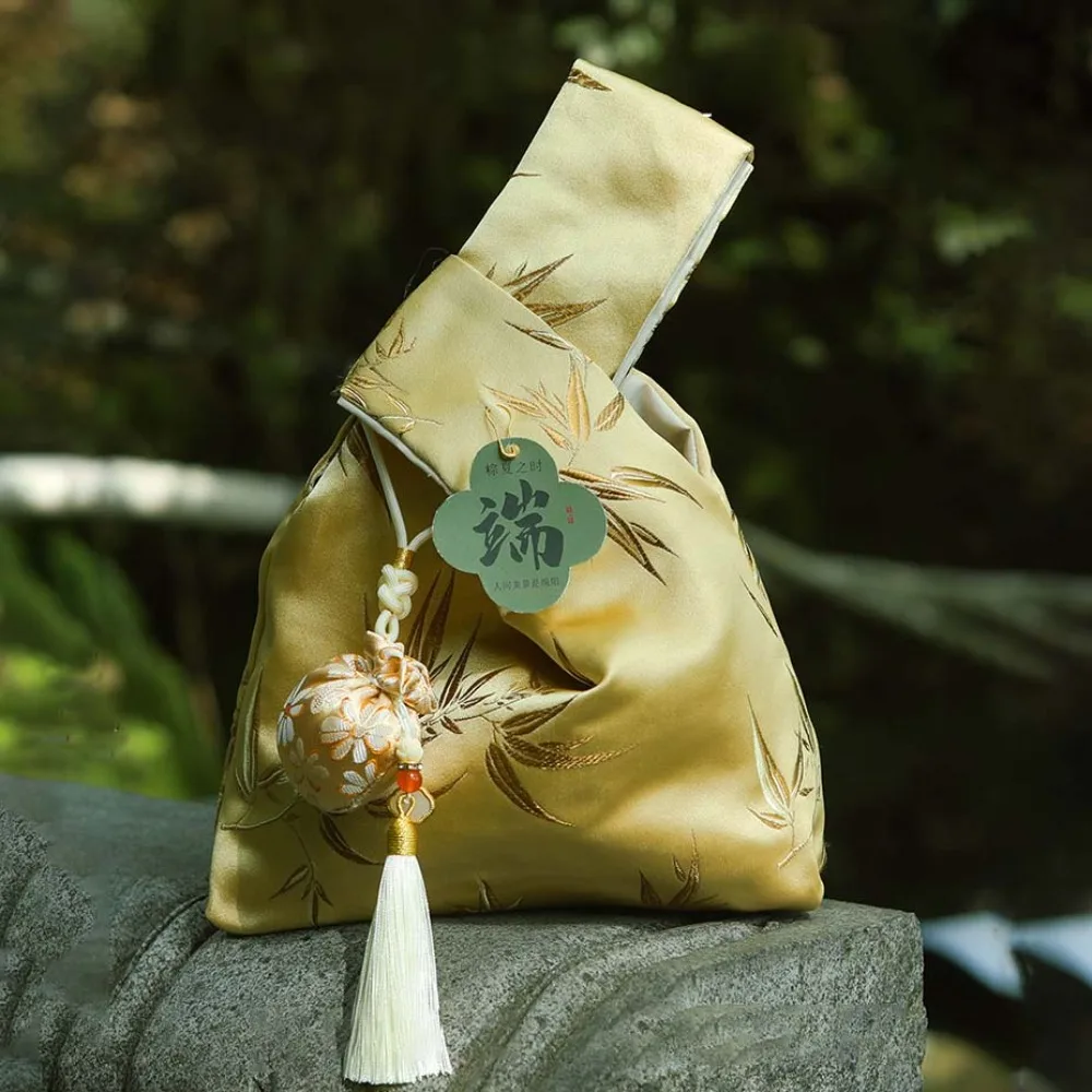 Zongzi кулон с кисточкой и узлом на запястье, булавка для сумки, новая сумка в китайском стиле, желтая элегантная атласная ручная сумка, праздничный подарок
Zongzi кулон с кисточкой и узлом на запястье, булавка для сумки, новая сумка в китайском стиле, желтая элегантная атласная ручная сумка, праздничный подарок