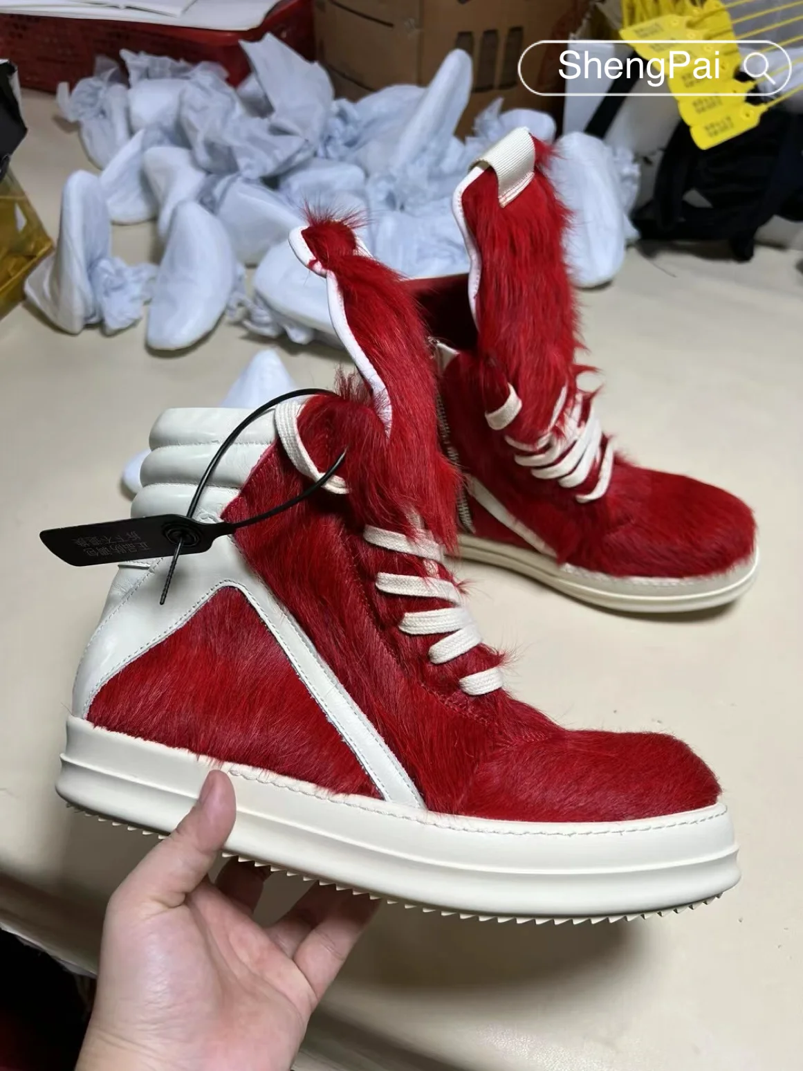 Luxury Unique Long Red Horsehair Sneakers Brand High Top Inverted Triangle Design Fashion Retro Unisex Shoes for Women Men Boots
Luxury Unique Long Red Horsehair Sneakers Brand High Top Inverted Triangle Design Fashion Retro Unisex Shoes for Women Men Boots