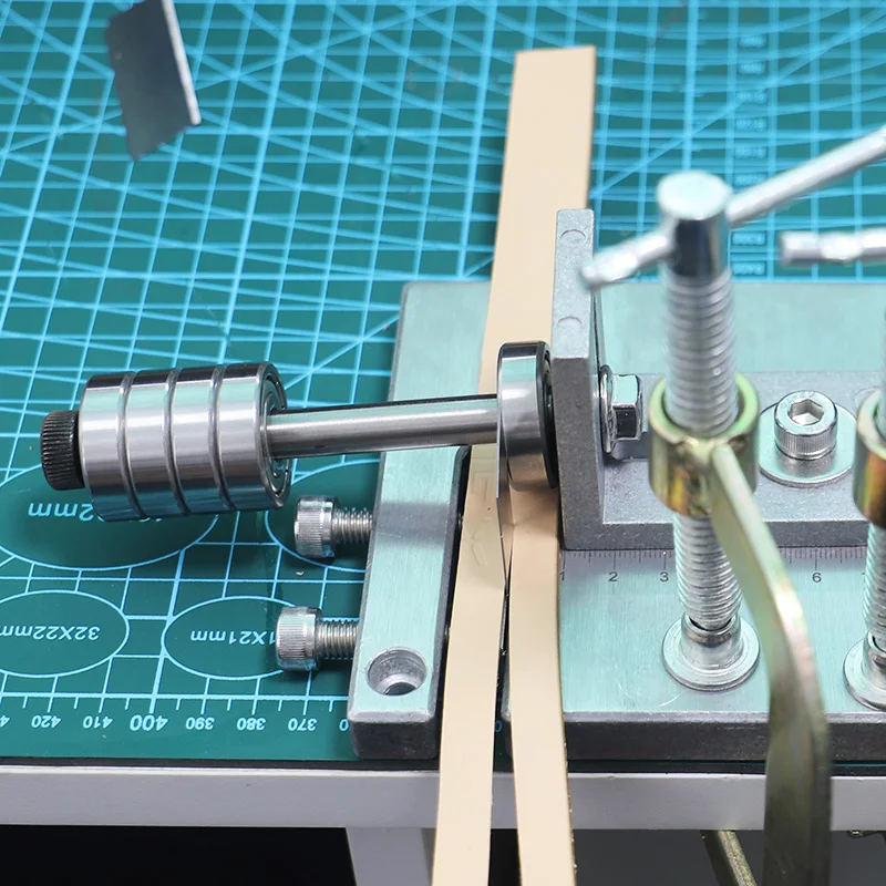 1set DIY Leather Cutting Machine, Leather Strip & Rope Making Cut Tool Set, Ideal For Leather Craftwork Belt Strap Cutter Tools
1set DIY Leather Cutting Machine, Leather Strip & Rope Making Cut Tool Set, Ideal For Leather Craftwork Belt Strap Cutter Tools