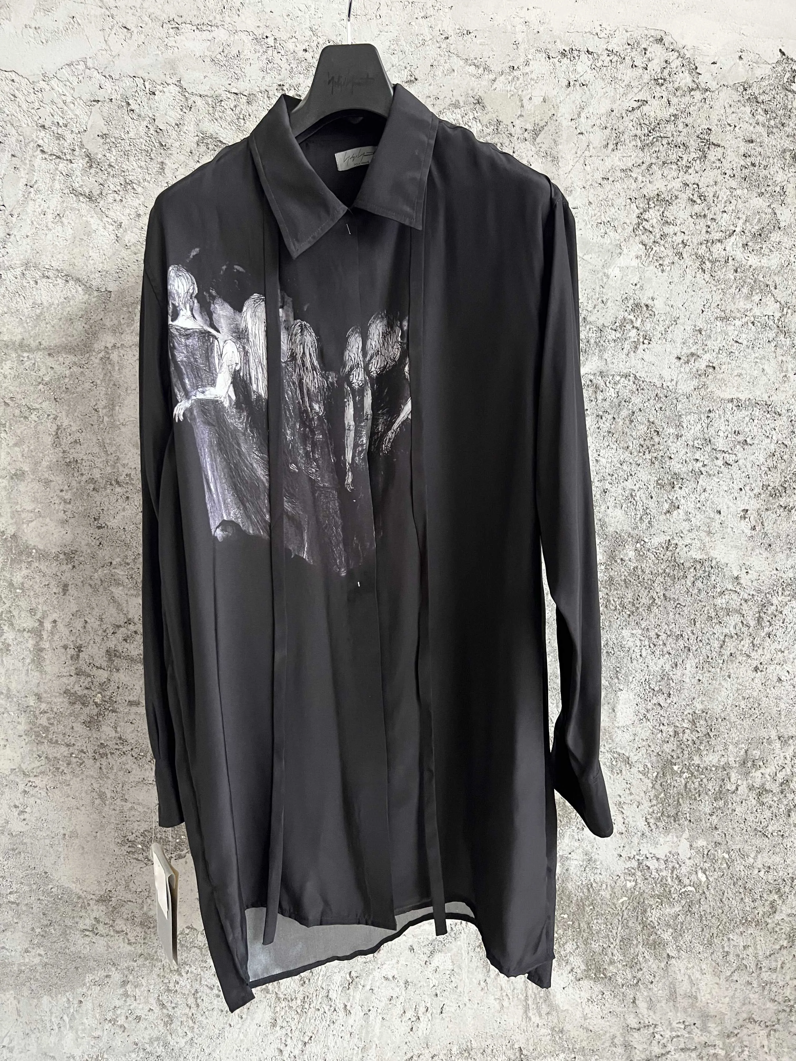 A Japanese-style original design dark style loose shirt with a short front and long back patchwork printed pattern
A Japanese-style original design dark style loose shirt with a short front and long back patchwork printed pattern