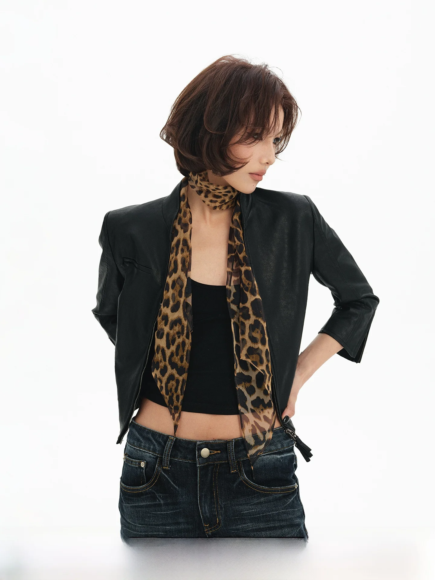 Retro Millennium Feel V-Neck Short Sleeve Leather Jacket Small Stand Collar Thin Fabric Women's Fashion Spring Outerwear
Retro Millennium Feel V-Neck Short Sleeve Leather Jacket Small Stand Collar Thin Fabric Women's Fashion Spring Outerwear
