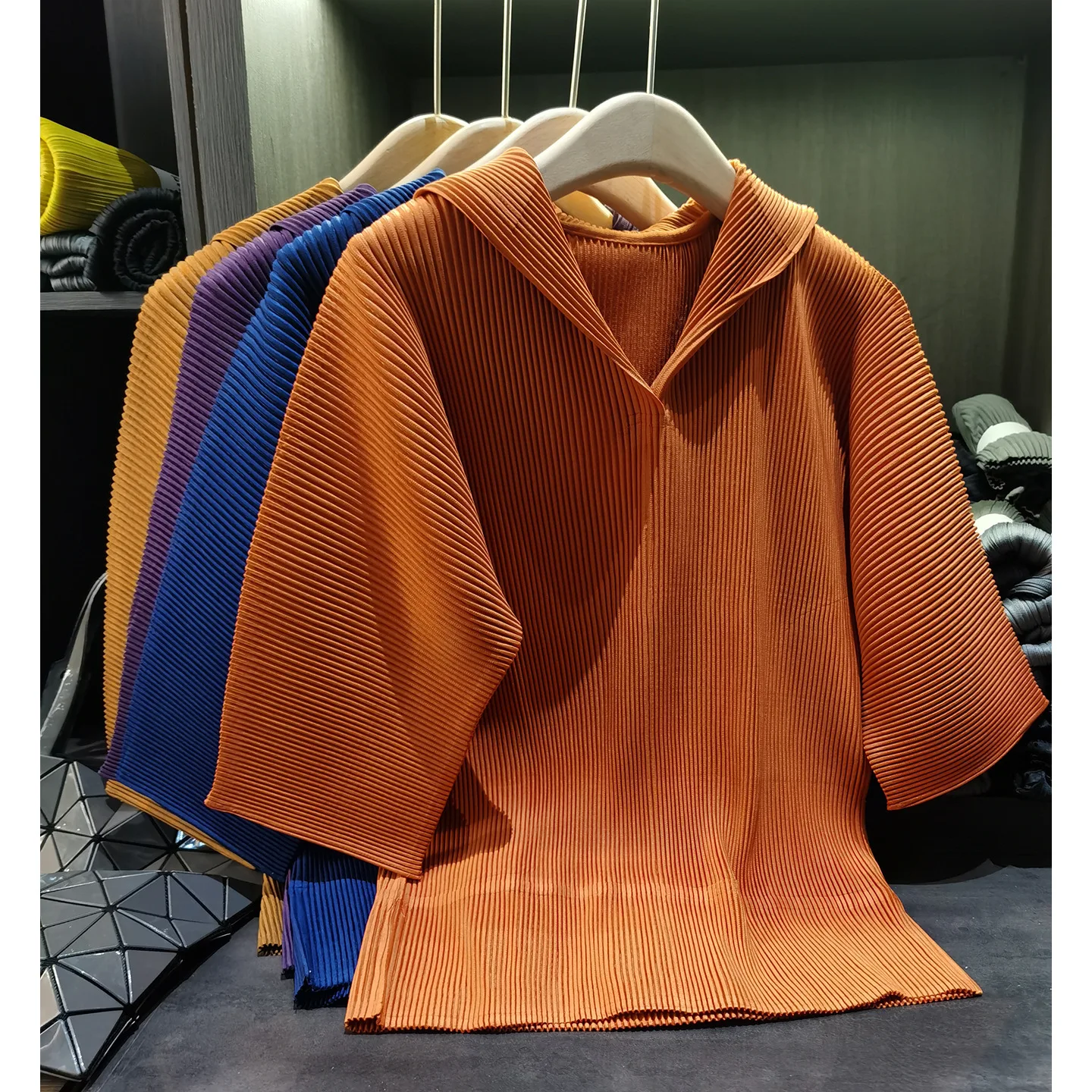 Miyake плиссированная футболка 2026, нишевый дизайн, темно-синий вырез, однотонная плиссированная футболка с v-образным вырезом, весенняя толстая плиссированная свободная футболка с баской
Miyake плиссированная футболка 2026, нишевый дизайн, темно-синий вырез, однотонная плиссированная футболка с v-образным вырезом, весенняя толстая плиссированная свободная футболка с баской