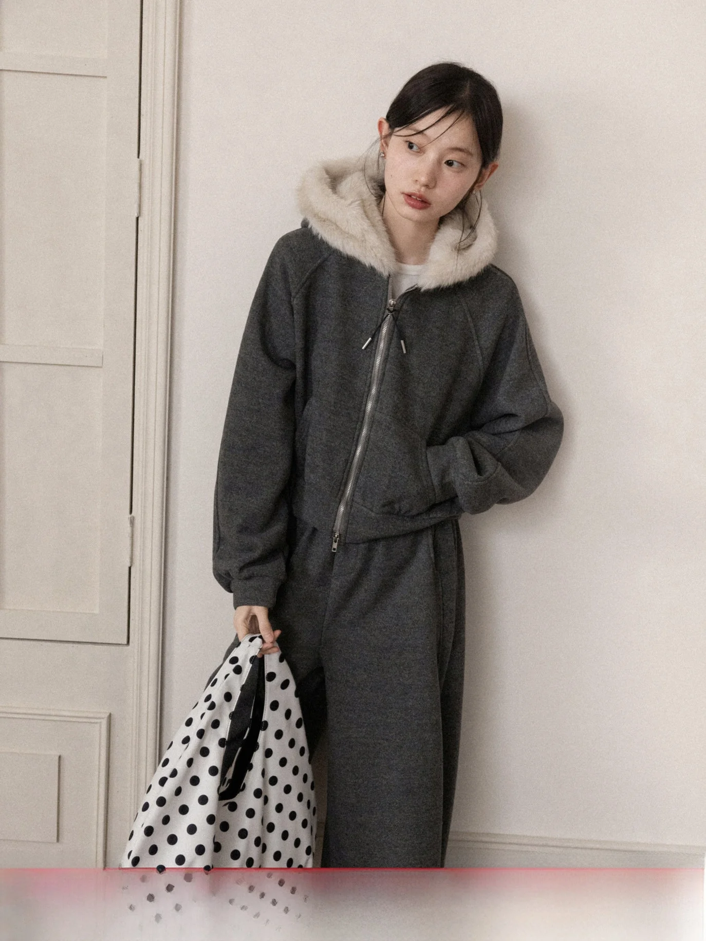Korean Style Fleece Lined Hoodie Jacket And Wide Leg Casual Pants Set Women's Winter Two Piece Set Elegant Comfortable Fashion
Korean Style Fleece Lined Hoodie Jacket And Wide Leg Casual Pants Set Women's Winter Two Piece Set Elegant Comfortable Fashion