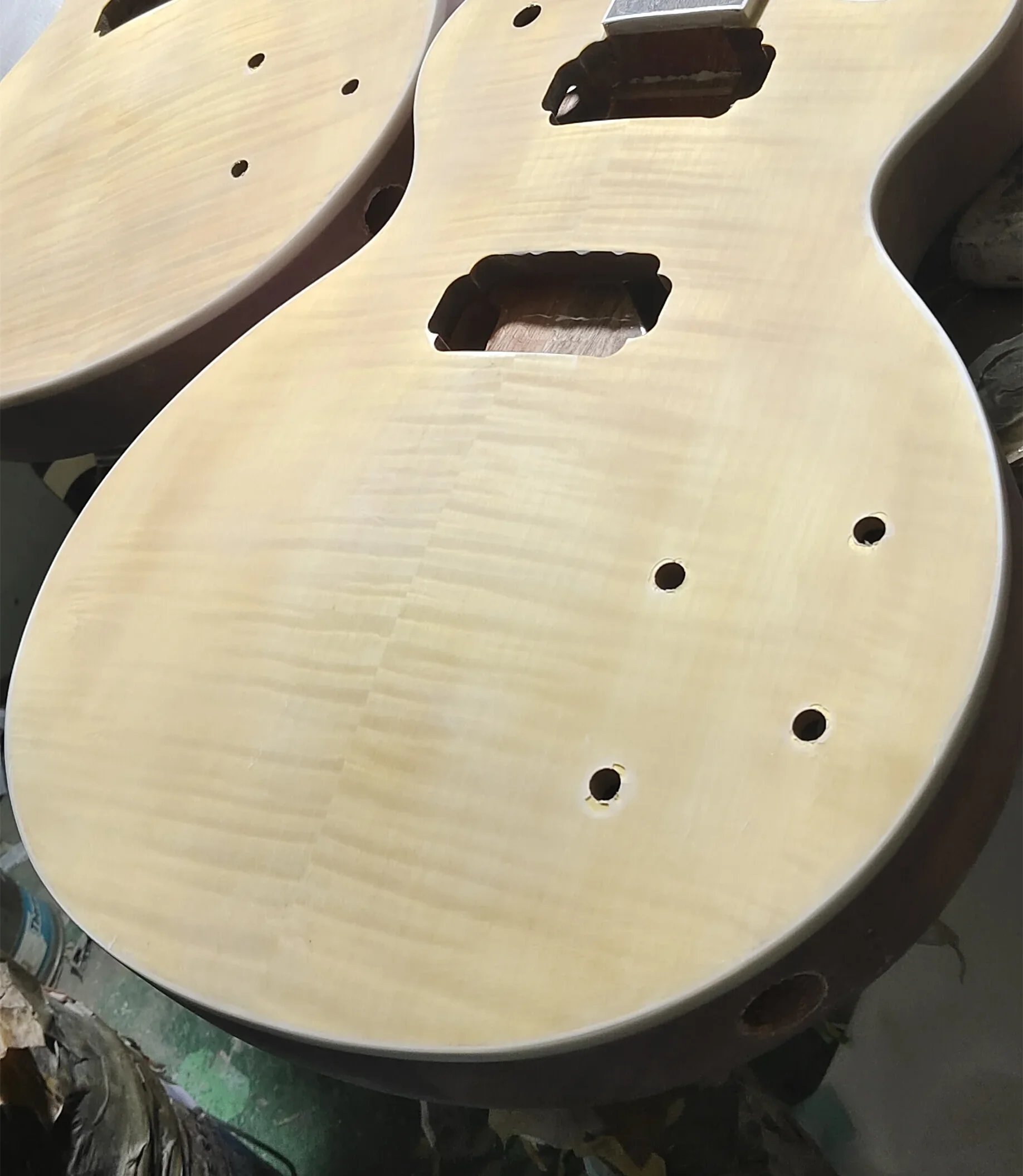 Customization of red tiger-patterned guitar for the factory
Customization of red tiger-patterned guitar for the factory