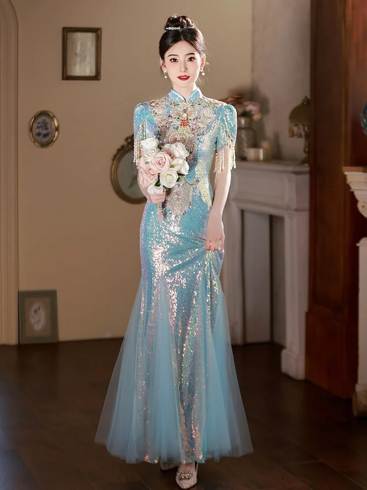 Изысканное китайское вечернее платье синего цвета с пайетками, роскошное, высококлассное, для торжественных мероприятий, с богатой отделкой, для ведущих гостей.
Изысканное китайское вечернее платье синего цвета с пайетками, роскошное, высококлассное, для торжественных мероприятий, с богатой отделкой, для ведущих гостей.