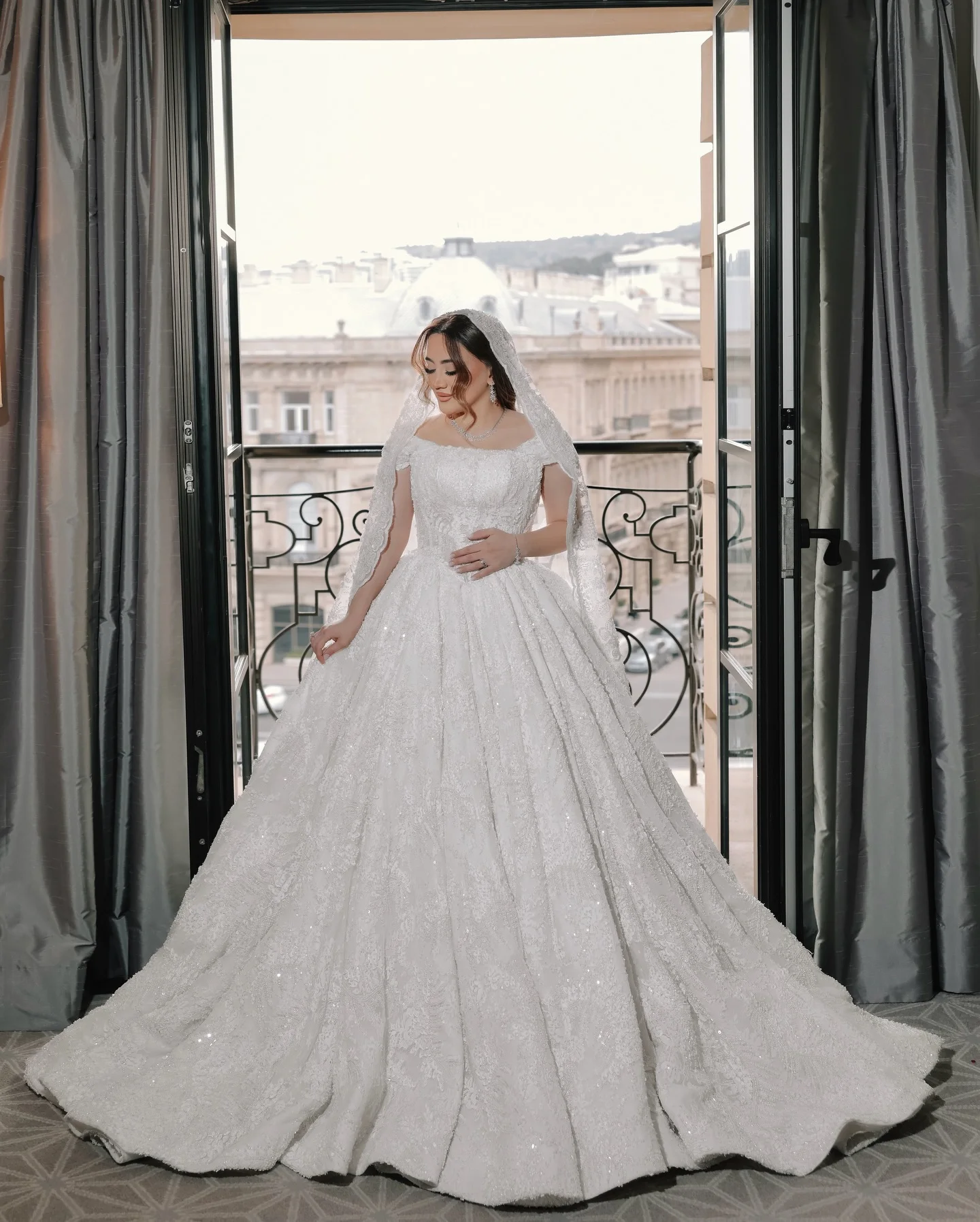 Customized Luxury Ball Gown Wedding Dress Lace Corset Beaded Cathedral Train Sparkly Floral Bridal Gown Vestidos De Novia
Customized Luxury Ball Gown Wedding Dress Lace Corset Beaded Cathedral Train Sparkly Floral Bridal Gown Vestidos De Novia
