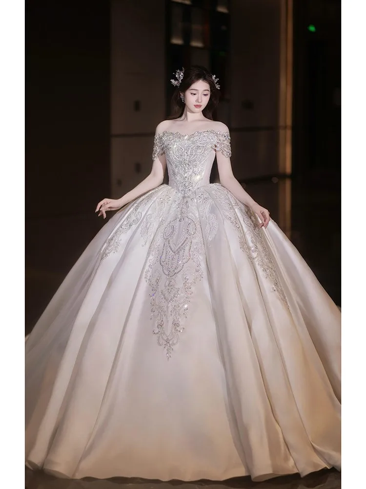 A new lightweight one-shoulder dress with high-quality main fabric It's large-sized long-tailed for people
A new lightweight one-shoulder dress with high-quality main fabric It's large-sized long-tailed for people