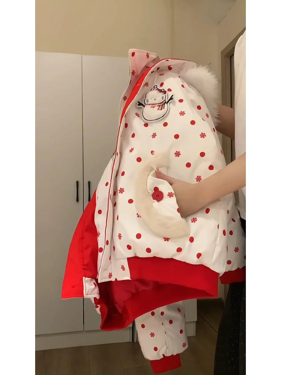 Женская свободная куртка-худи из хлопка в стиле ретро с вышивкой в виде снеговика, меховым воротником на липучке и эффектом двухслойности
Женская свободная куртка-худи из хлопка в стиле ретро с вышивкой в виде снеговика, меховым воротником на липучке и эффектом двухслойности