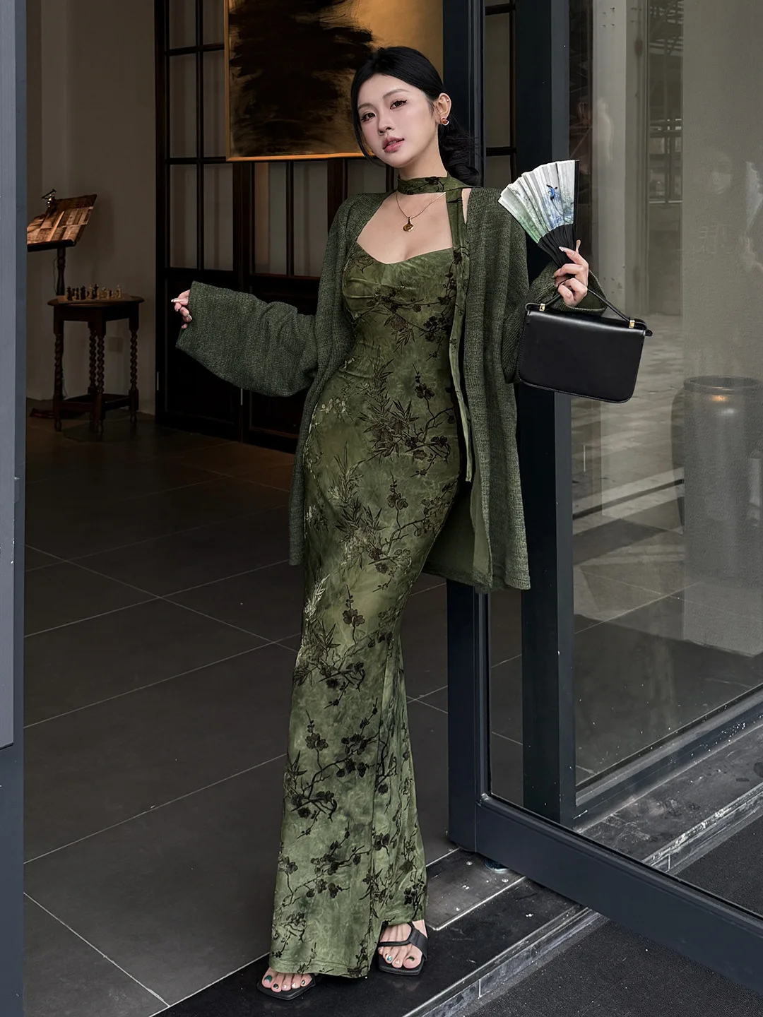 Женское платье из двух предметов, винтажный зеленый вязаный кардиган с длинными рукавами, жаккардовая свободная облегающая юбка с лямкой на шее, осенние костюмы
Женское платье из двух предметов, винтажный зеленый вязаный кардиган с длинными рукавами, жаккардовая свободная облегающая юбка с лямкой на шее, осенние костюмы